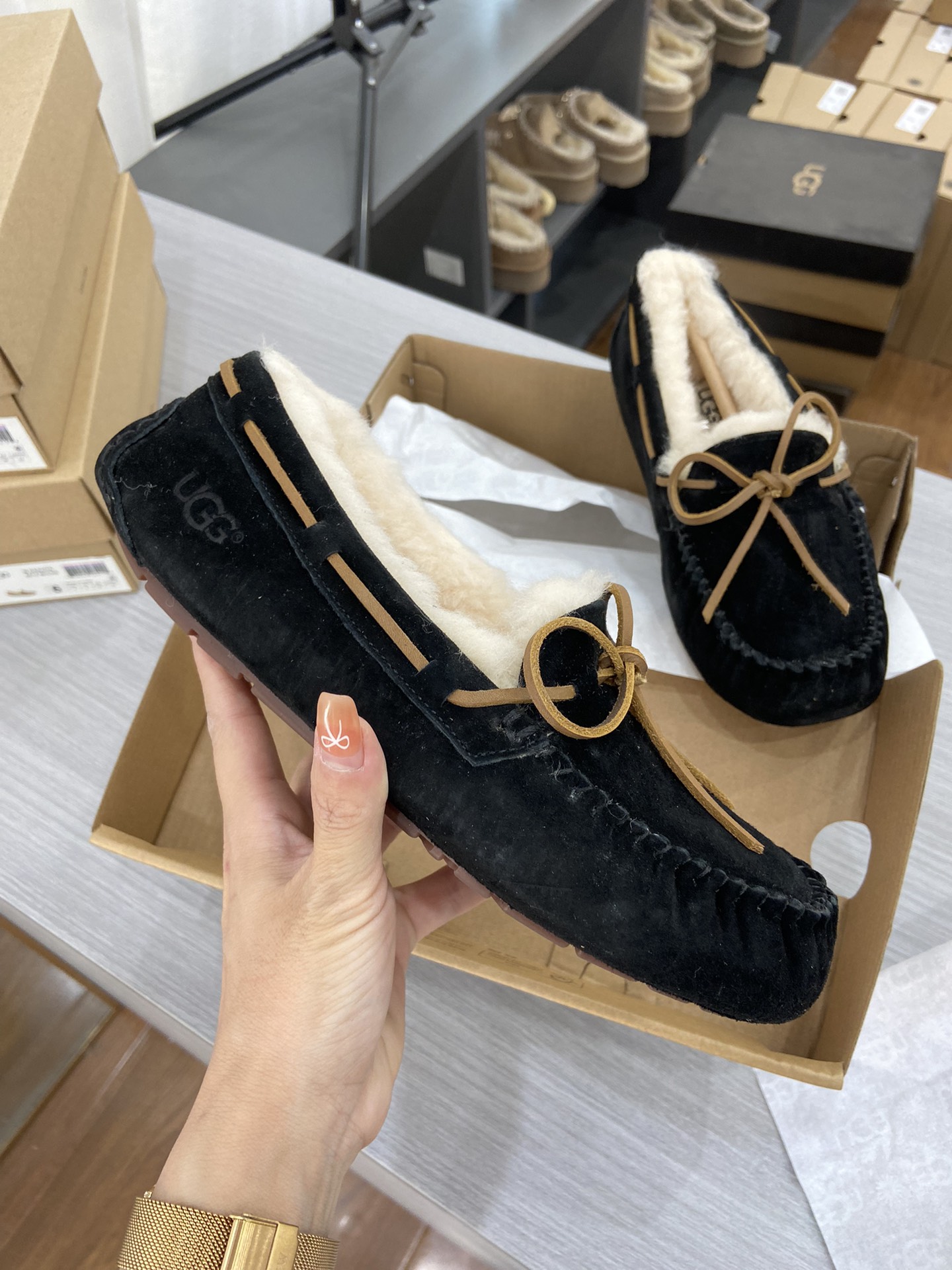 细节图
.
.
.
.
🔥双11预热特惠🔥特价款
【UGG】原xx
🔥基础豆豆鞋真皮真毛每年经典豆豆。百搭
颜色：栗色 
尺码：35 36 37