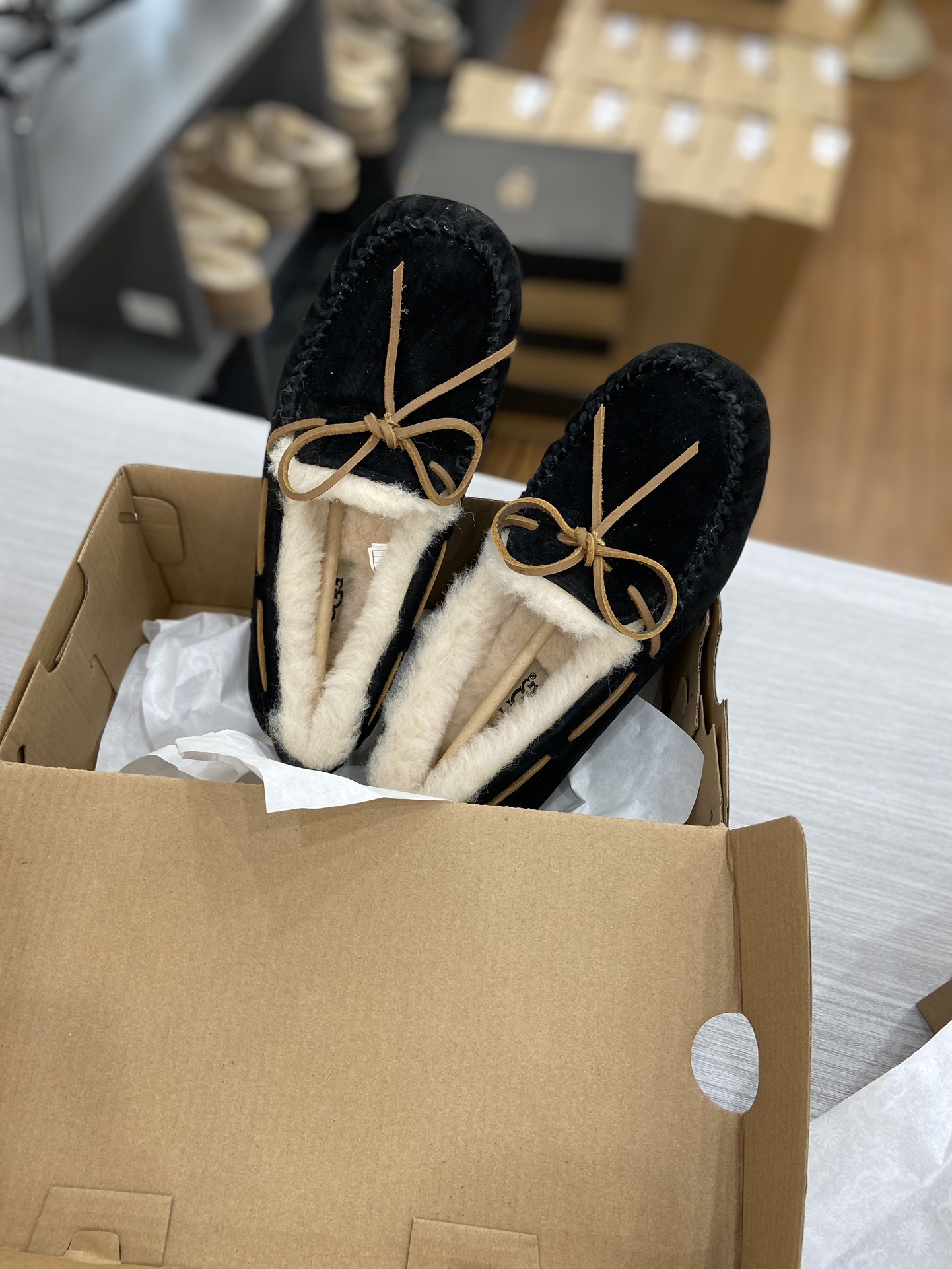 细节图
.
.
.
.
🔥双11预热特惠🔥特价款
【UGG】原xx
🔥基础豆豆鞋真皮真毛每年经典豆豆。百搭
颜色：栗色 
尺码：35 36 37