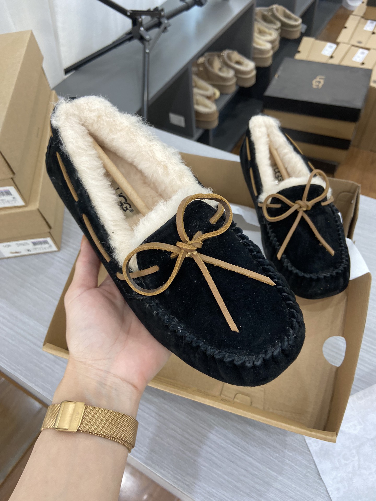 细节图
.
.
.
.
🔥双11预热特惠🔥特价款
【UGG】原xx
🔥基础豆豆鞋真皮真毛每年经典豆豆。百搭
颜色：栗色 
尺码：35 36 37