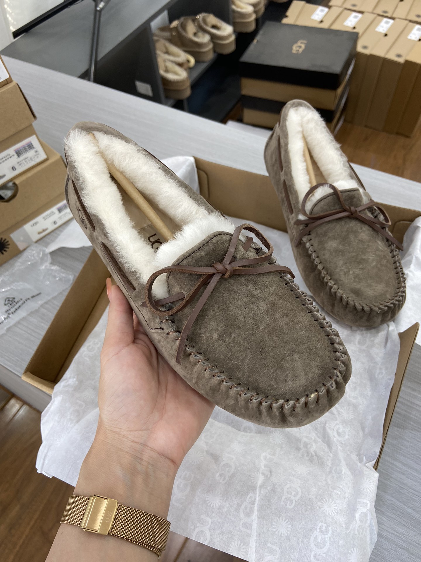 细节图 . . . . 🔥双11预热特惠🔥特价款 【UGG】原xx 🔥基础豆豆鞋真皮真毛每年经典豆豆。百搭 颜色：巧色 尺码：35 36