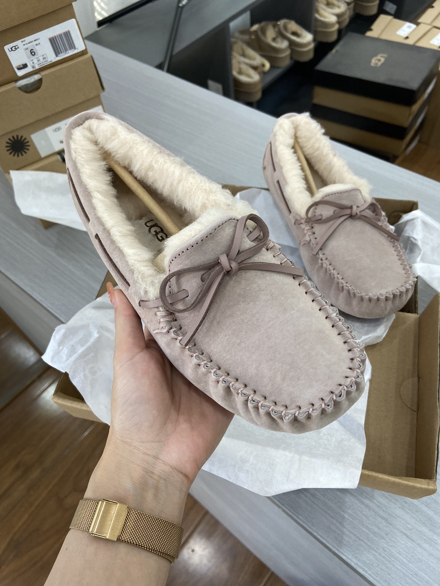 细节图 . . . . 🔥双11预热特惠🔥特价款 【UGG】原xx 🔥基础豆豆鞋真皮真毛每年经典豆豆。百搭 颜色：粉色 尺码：35 36 37 38