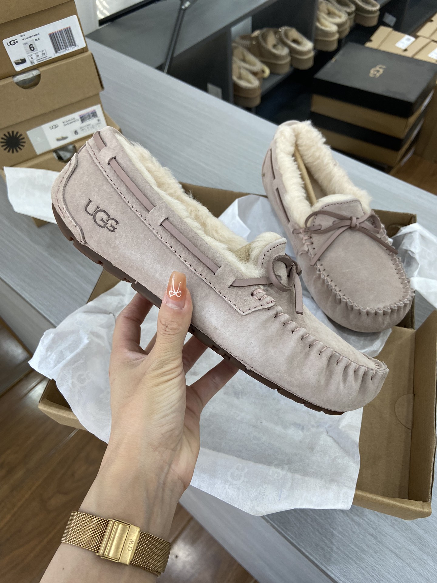 细节图 . . . . 🔥双11预热特惠🔥特价款 【UGG】原xx 🔥基础豆豆鞋真皮真毛每年经典豆豆。百搭 颜色：粉色 尺码：35 36 37 38