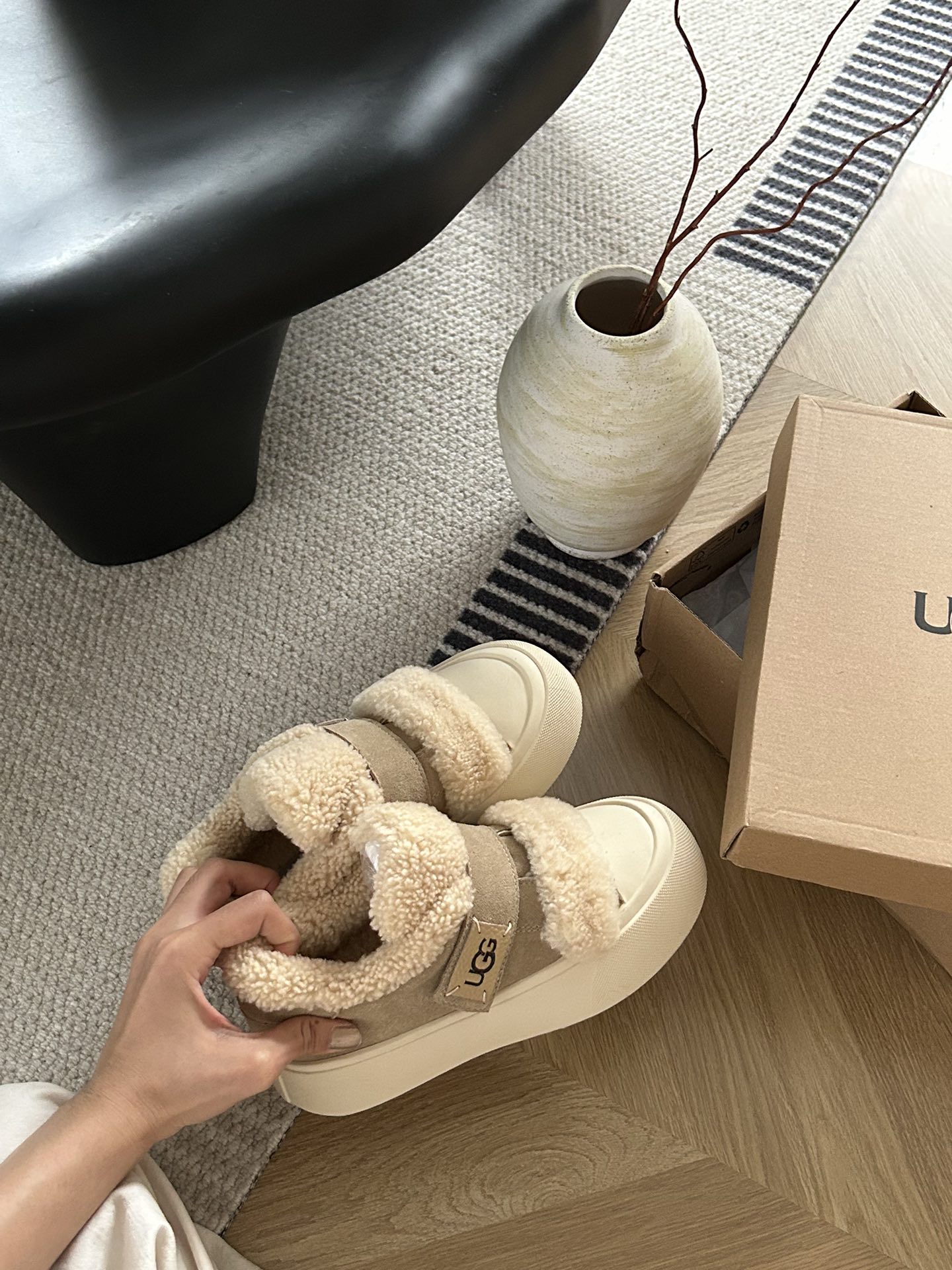 细节图
.
.
.
.
🔥双11预热特惠🔥CX专供 独家纯原
【UGG】原价xx  卷毛面包魔术贴
🔥ugg新款面包卷毛魔术贴，牛皮羊毛🦙设计，轻便百搭，萌妹的首选，小红书主推款，穿搭方便
颜色：沙色。
码数：35 36 37 38 39 40