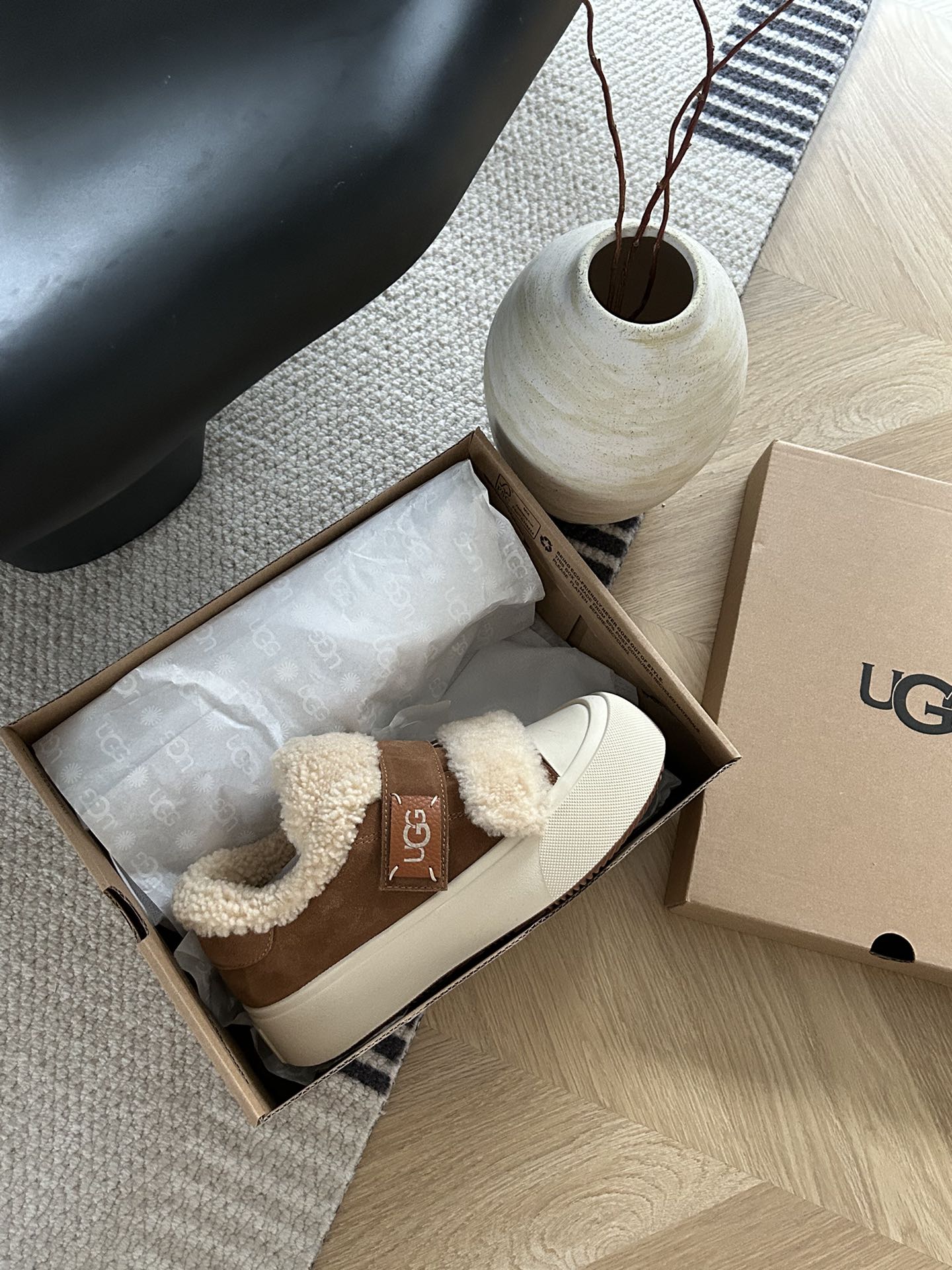 细节图
.
.
.
.
🔥双11预热特惠🔥CX专供 独家纯原
【UGG】原价xx  卷毛面包魔术贴
🔥ugg新款面包卷毛魔术贴，牛皮羊毛🦙设计，轻便百搭，萌妹的首选，小红书主推款，穿搭方便
颜色：栗色
码数：35 36 37 38 39 40