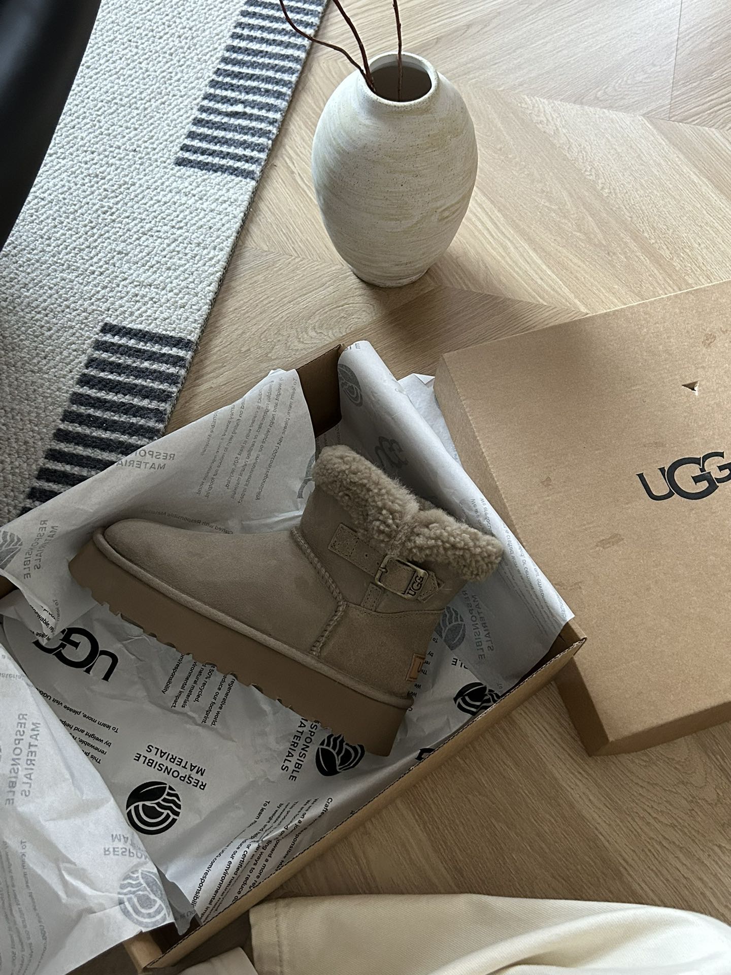 🔥ugg新款卷毛皮口短款雪地靴，经典翻毛系列，百搭好穿 皮毛一体颜色：栗色 羚羊。码数35-40。