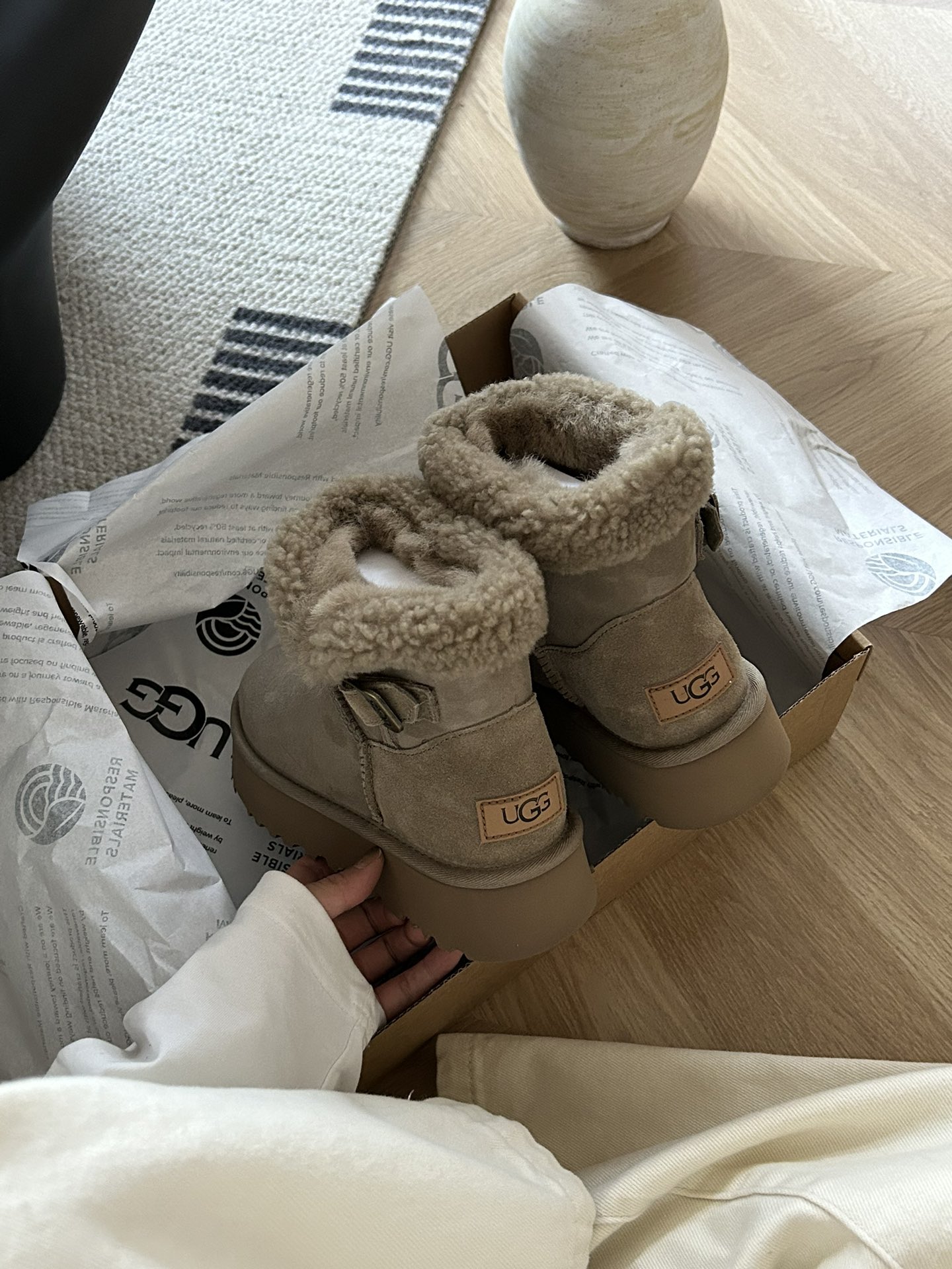 🔥ugg新款卷毛皮口短款雪地靴，经典翻毛系列，百搭好穿 皮毛一体颜色：栗色 羚羊。码数35-40。