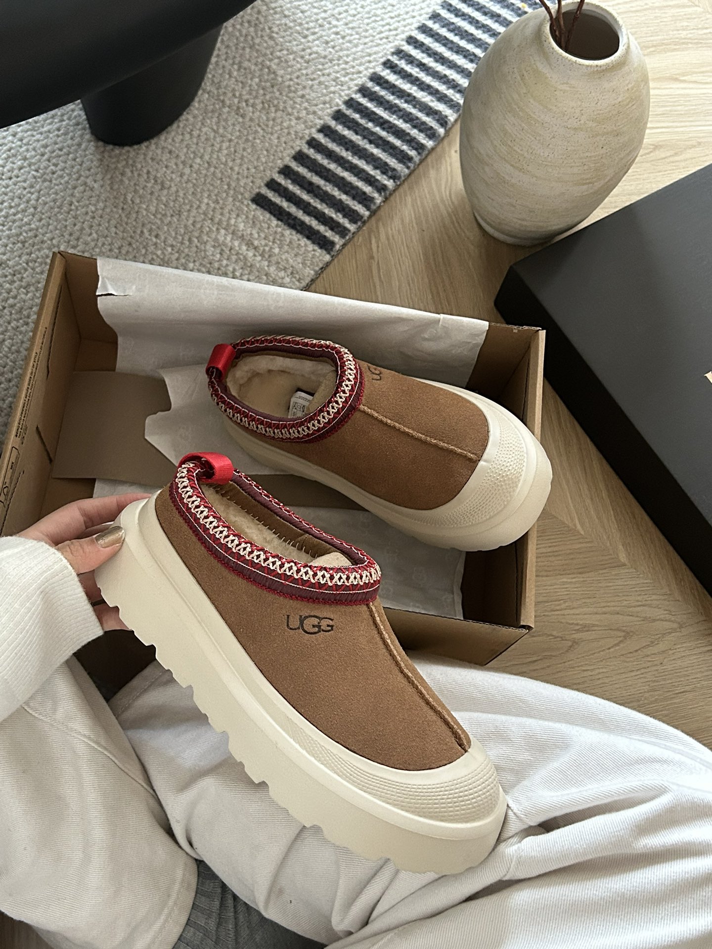 细节图
.
.
.
.
🔥双11预热特惠🔥CX专供 独家纯原
【UGG】原价xx  塔斯曼 民族风
🔥王一博同款厚底民族风一脚蹬塔斯曼，运动底与民族风完美搭配
颜色：栗色白底
码数：35 36 37 38 39 40 41 42 43 44