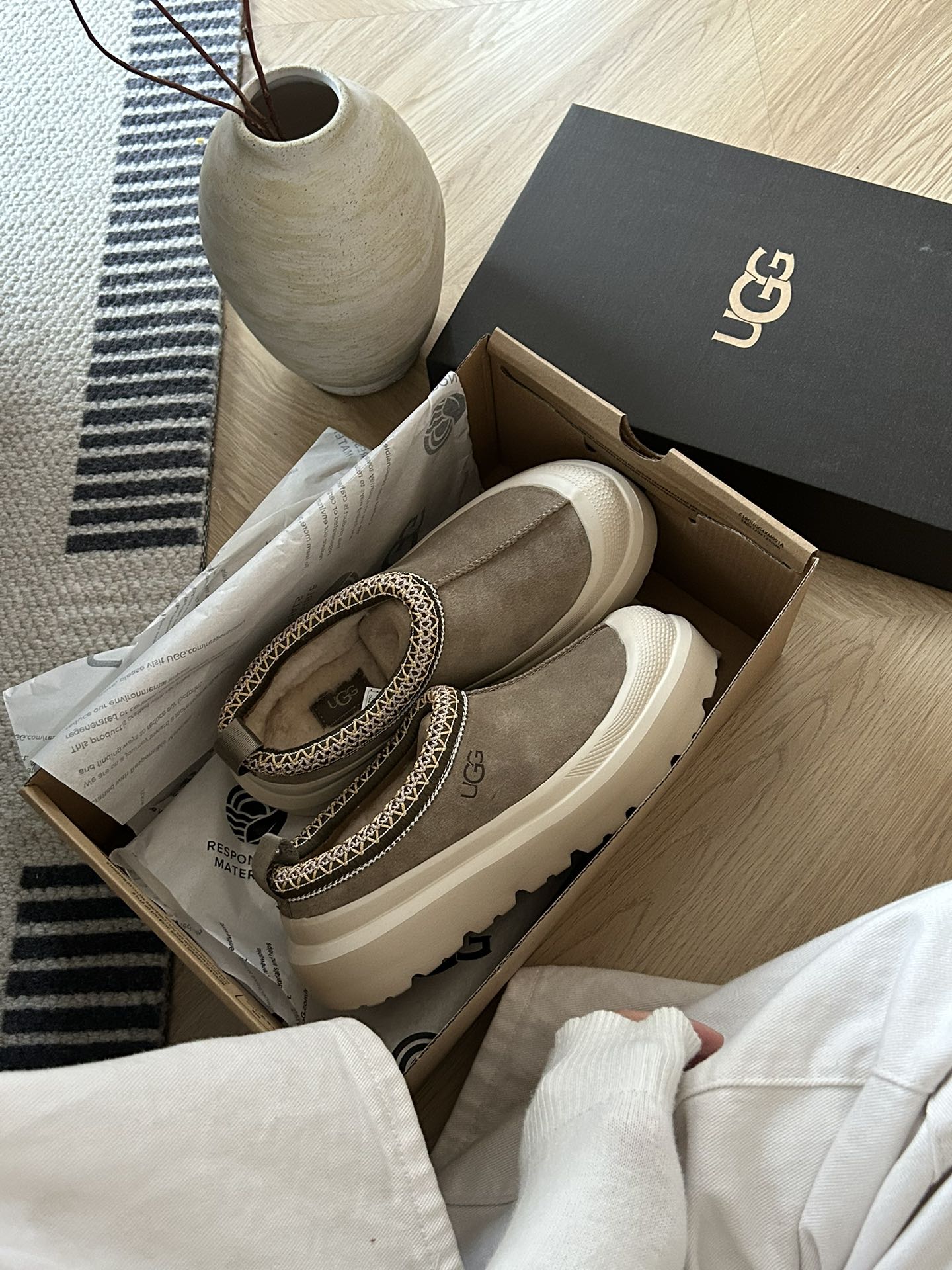 细节图  🔥双11预热特惠🔥CX专供 独家纯原 【UGG】原价xx 塔斯曼 民族风 🔥王一博同款厚底民族风一脚蹬塔斯曼,运动底与民族风完美搭配 颜色:沙色白底