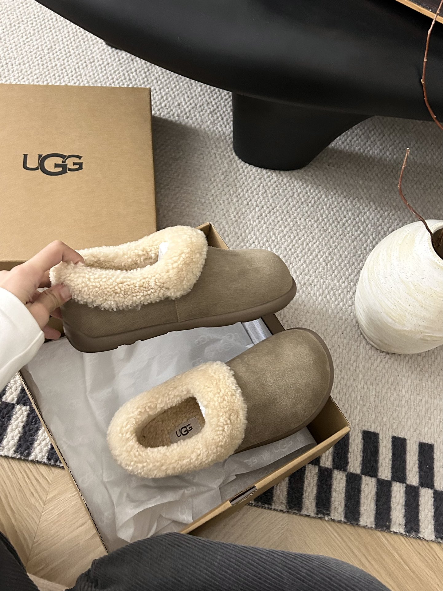 细节图
.
.
.
.
🔥双11预热特惠🔥CX专供 独家纯原
【UGG】原xx 卷毛小土豆
🔥ugg新款博肯穆勒小土豆翻毛款！包跟。韩式小可爱的风格，牛皮羊毛，一脚蹬随意穿搭慵懒风
三色：栗色。羚羊  灰咖色 
码数：35 36 37 38 39 40