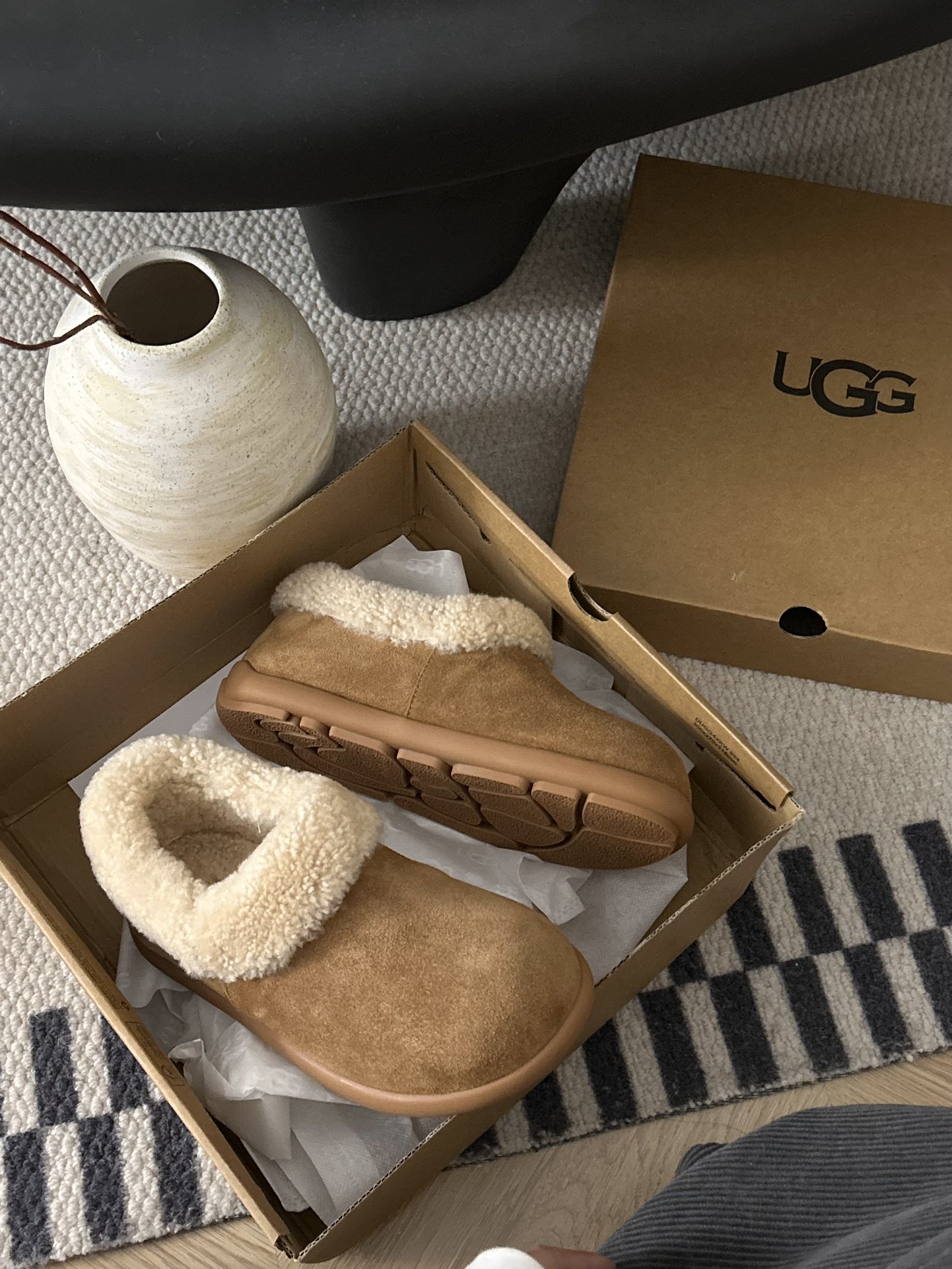 细节图
.
.
.
.
🔥双11预热特惠🔥CX专供 独家纯原
【UGG】原xx 卷毛小土豆
🔥ugg新款博肯穆勒小土豆翻毛款！包跟。韩式小可爱的风格，牛皮羊毛，一脚蹬随意穿搭慵懒风
三色：栗色。羚羊  灰咖色 
码数：35 36 37 38 39 40