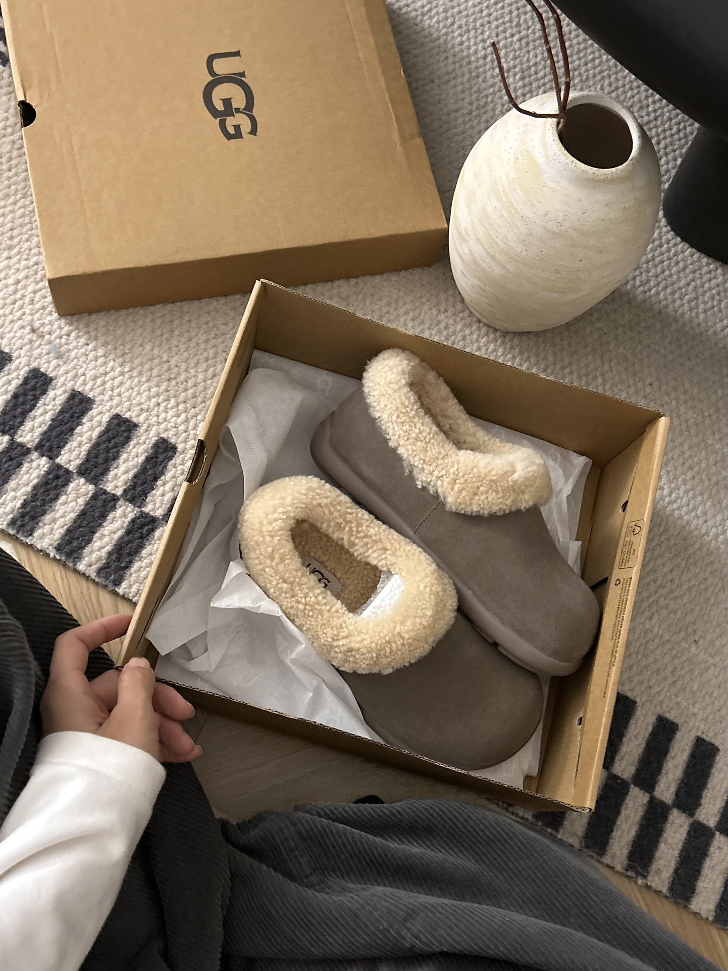 细节图
.
.
.
.
🔥双11预热特惠🔥CX专供 独家纯原
【UGG】原xx 卷毛小土豆
🔥ugg新款博肯穆勒小土豆翻毛款！包跟。韩式小可爱的风格，牛皮羊毛，一脚蹬随意穿搭慵懒风
三色：栗色。羚羊  灰咖色 
码数：35 36 37 38 39 40