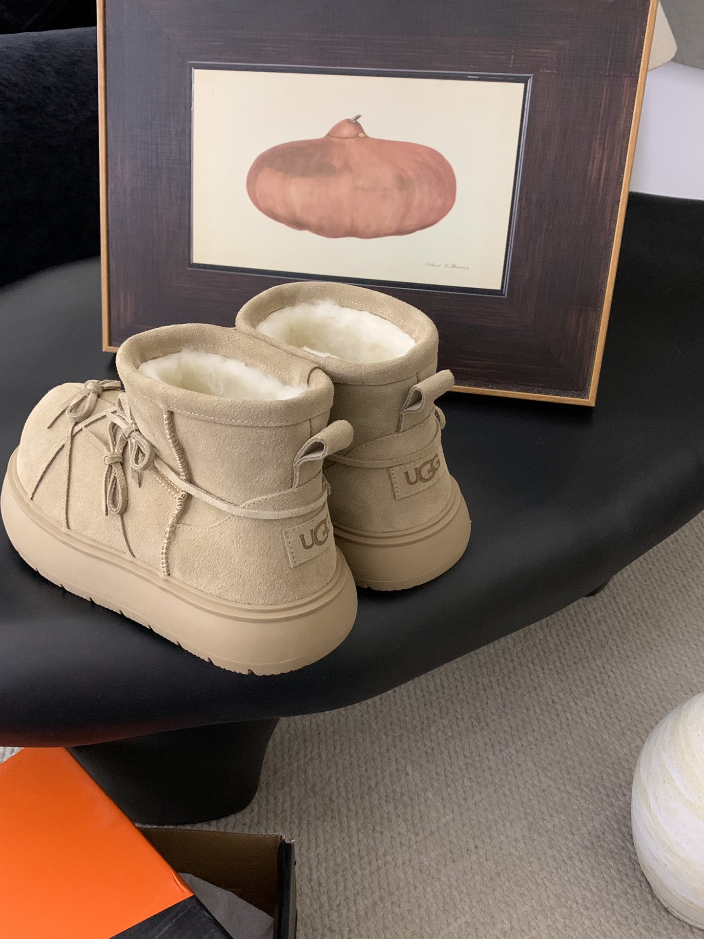 🔥 UGG绑带蝴蝶结🎀系列。可爱休闲淑女风，牛皮羊毛🦙绑带。增高鞋底 三色，码数35-40。