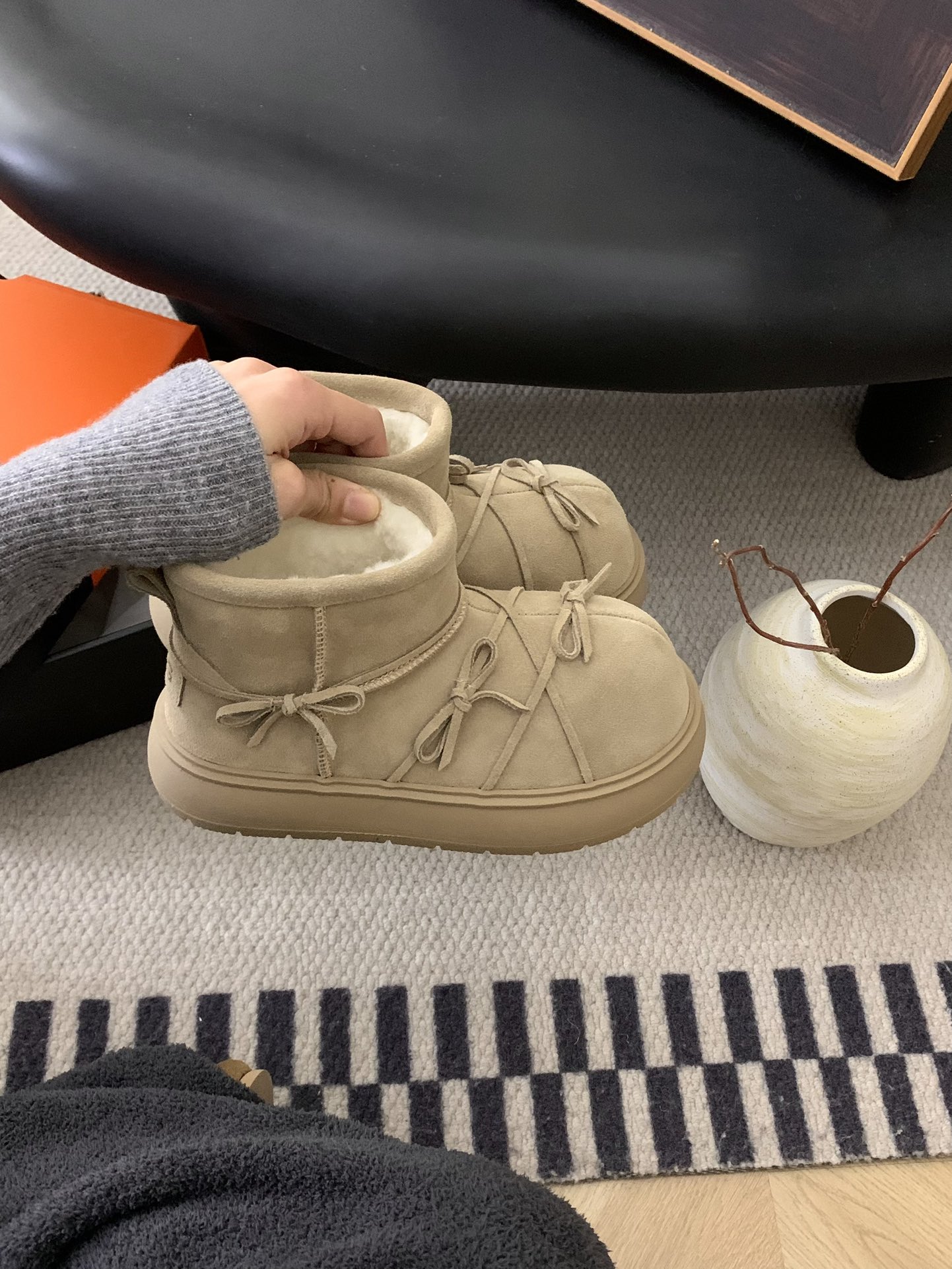 🔥 UGG绑带蝴蝶结🎀系列。可爱休闲淑女风，牛皮羊毛🦙绑带。增高鞋底 三色，码数35-40。