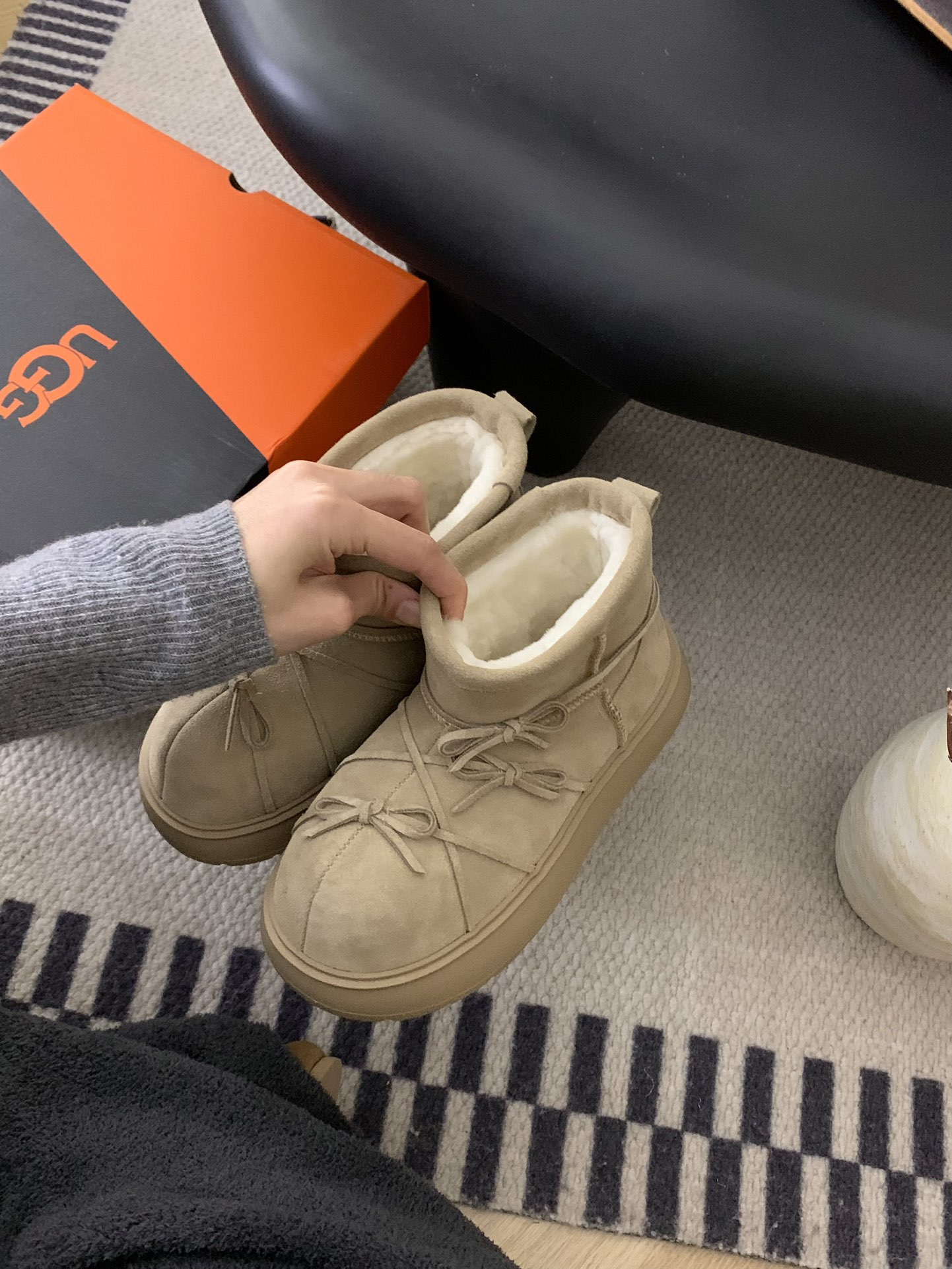 🔥 UGG绑带蝴蝶结🎀系列。可爱休闲淑女风，牛皮羊毛🦙绑带。增高鞋底 三色，码数35-40。