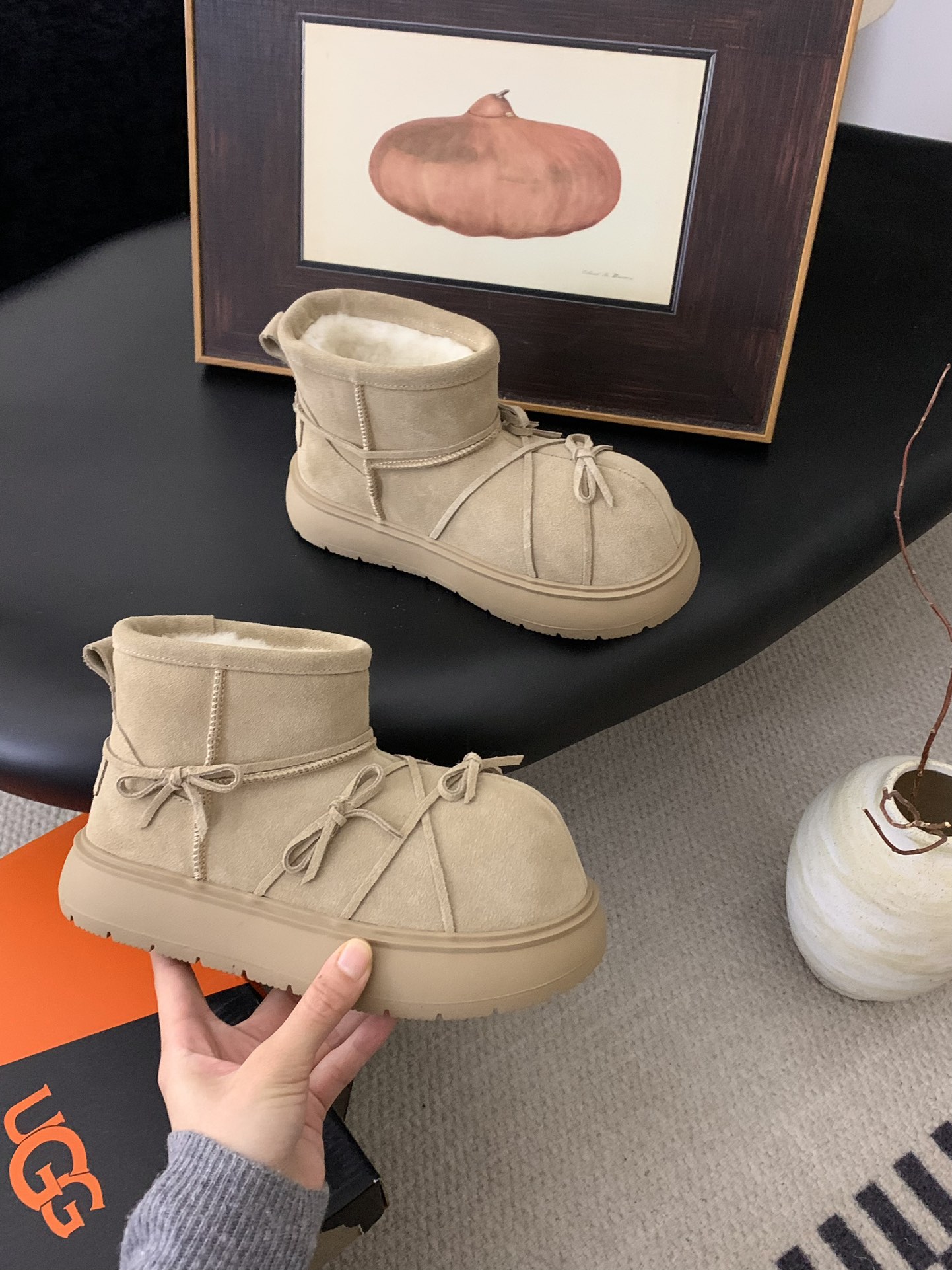 🔥 UGG绑带蝴蝶结🎀系列。可爱休闲淑女风，牛皮羊毛🦙绑带。增高鞋底 三色，码数35-40。