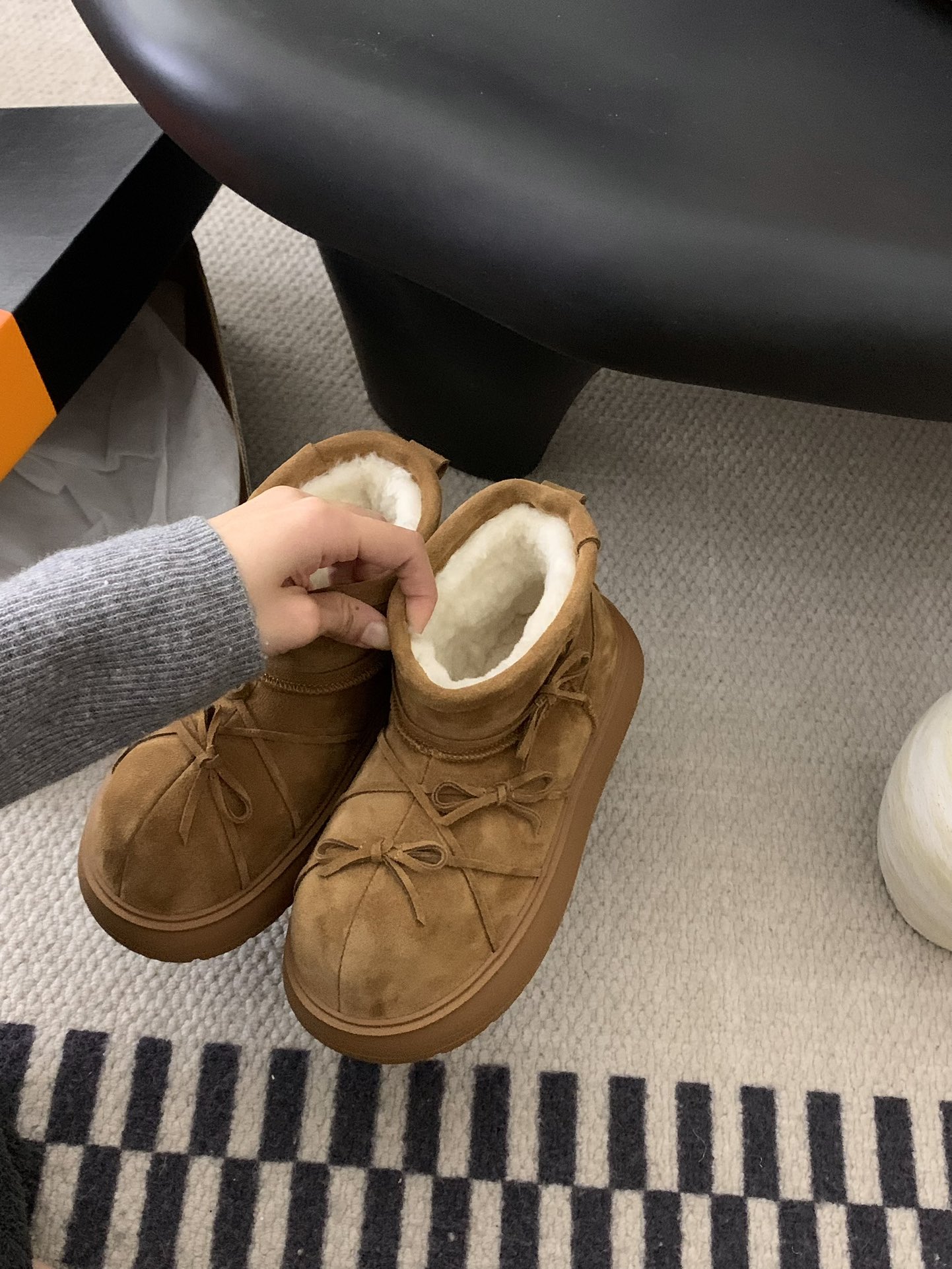 🔥 UGG绑带蝴蝶结🎀系列。可爱休闲淑女风，牛皮羊毛🦙绑带。增高鞋底 三色，码数35-40。