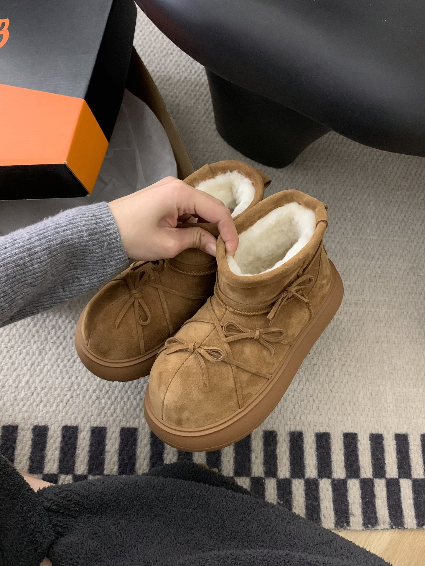🔥 UGG绑带蝴蝶结🎀系列。可爱休闲淑女风，牛皮羊毛🦙绑带。增高鞋底 三色，码数35-40。