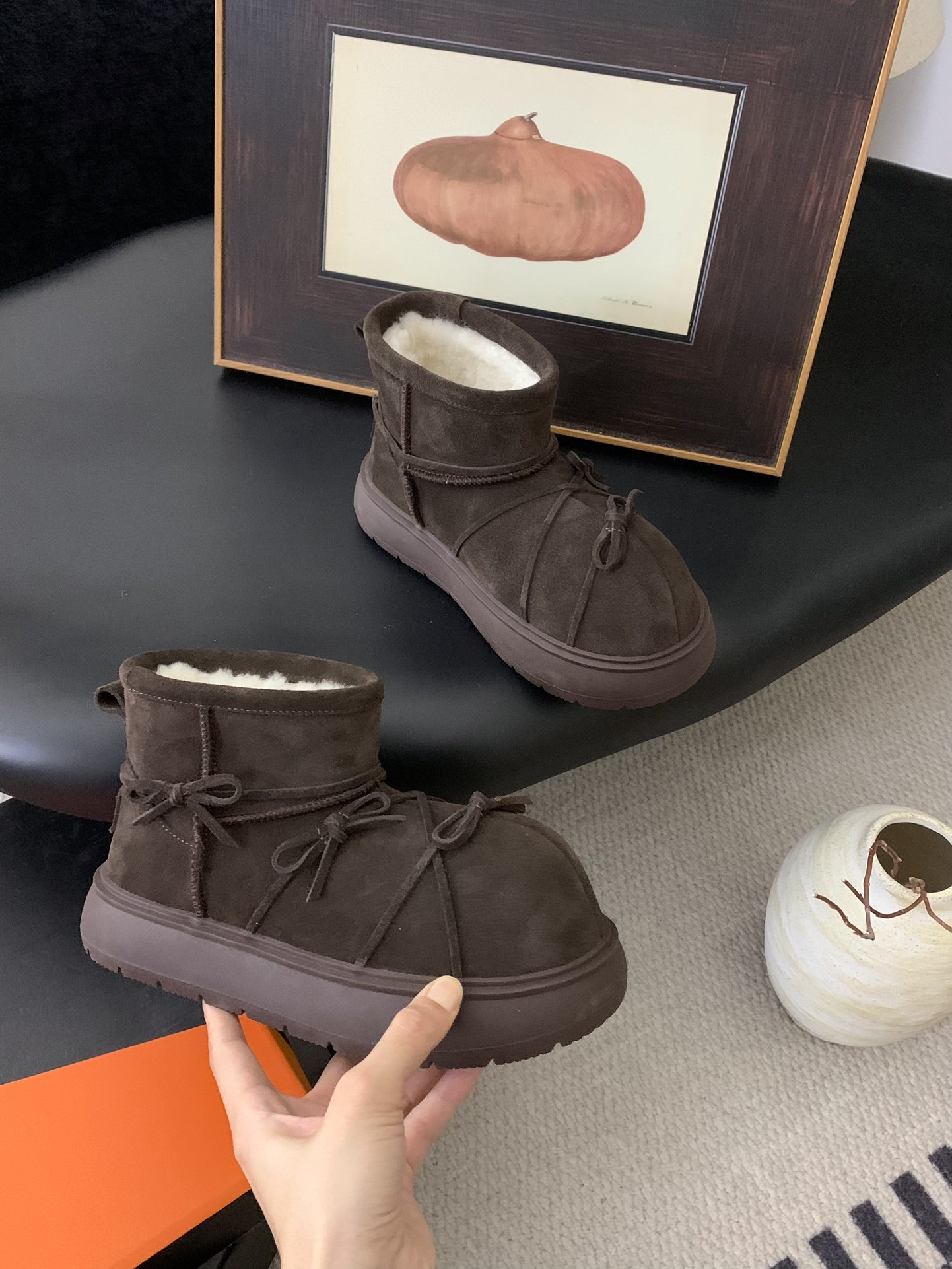 🔥 UGG绑带蝴蝶结🎀系列。可爱休闲淑女风，牛皮羊毛🦙绑带。增高鞋底 三色，码数35-40。
