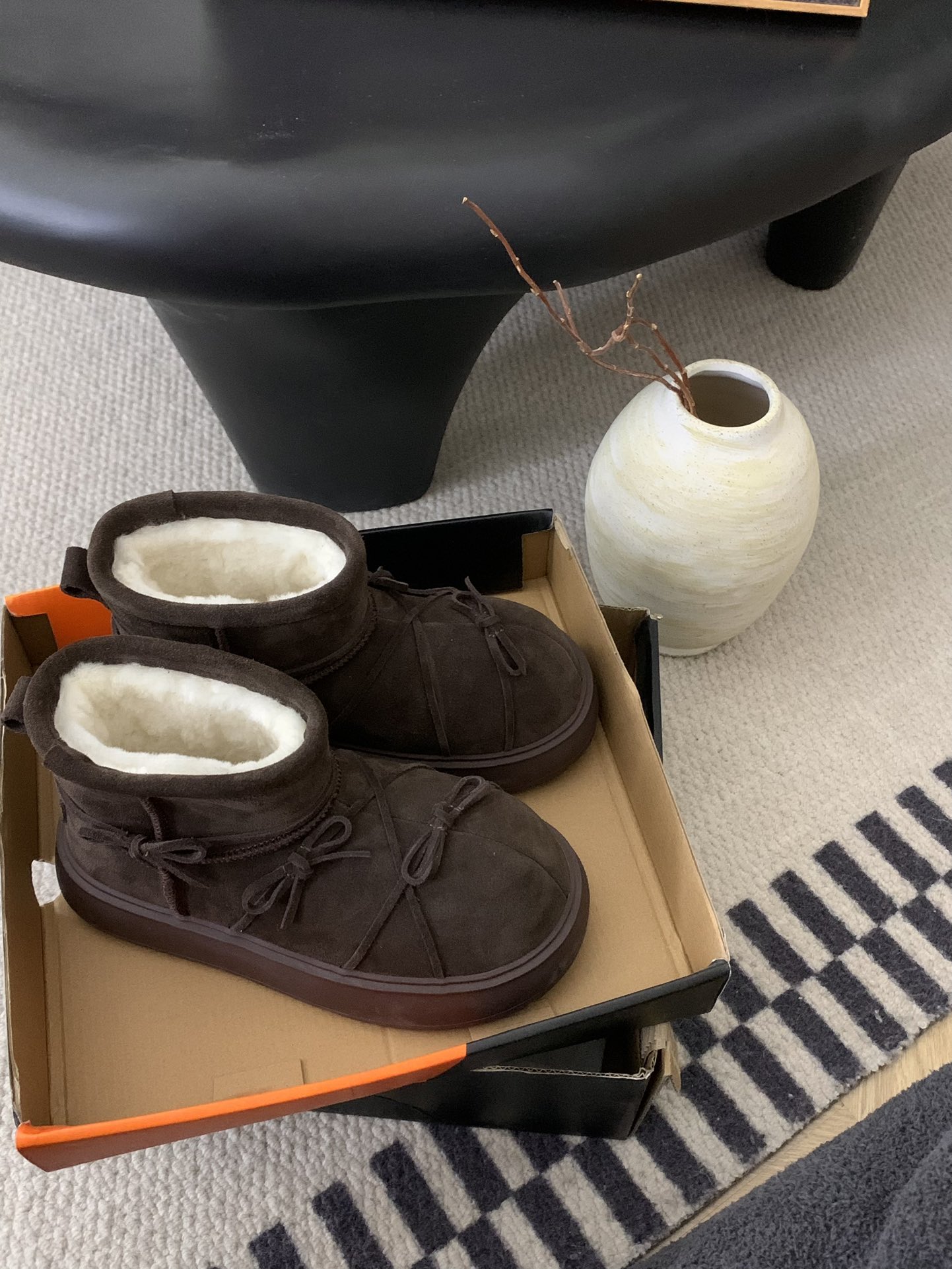 🔥 UGG绑带蝴蝶结🎀系列。可爱休闲淑女风，牛皮羊毛🦙绑带。增高鞋底 三色，码数35-40。