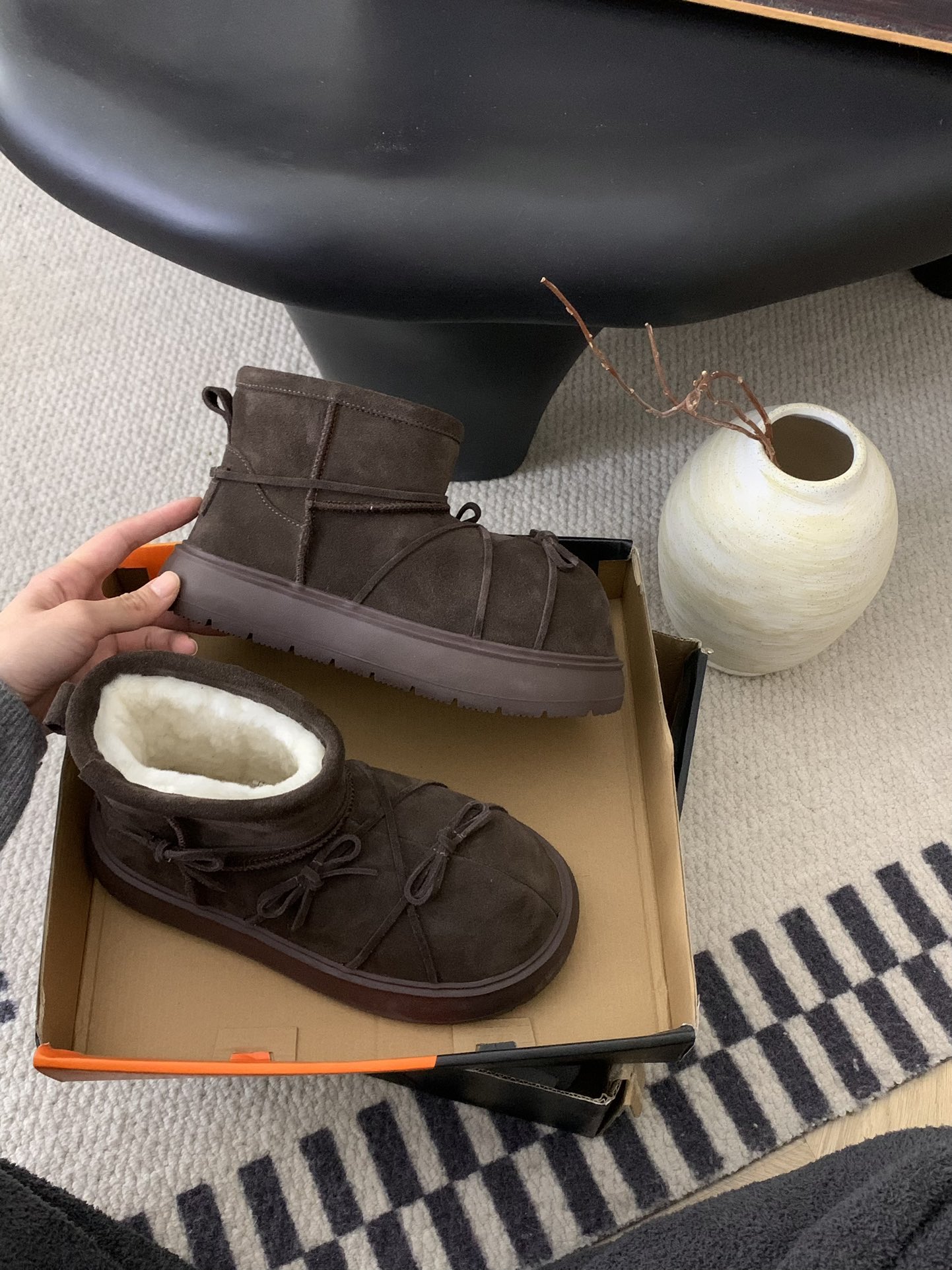 🔥 UGG绑带蝴蝶结🎀系列。可爱休闲淑女风，牛皮羊毛🦙绑带。增高鞋底 三色，码数35-40。