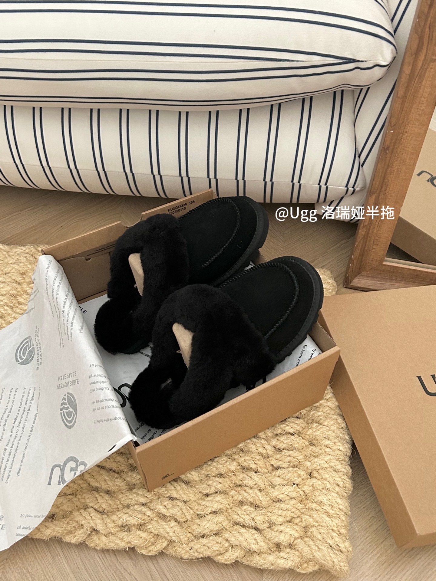UGG新款洛瑞娅拖鞋，牛皮翻毛，内里羊毛🦙小香粉粉的毛茸款，一眼就心动的毛毛拖鞋
颜色：栗色。黑色。粉色