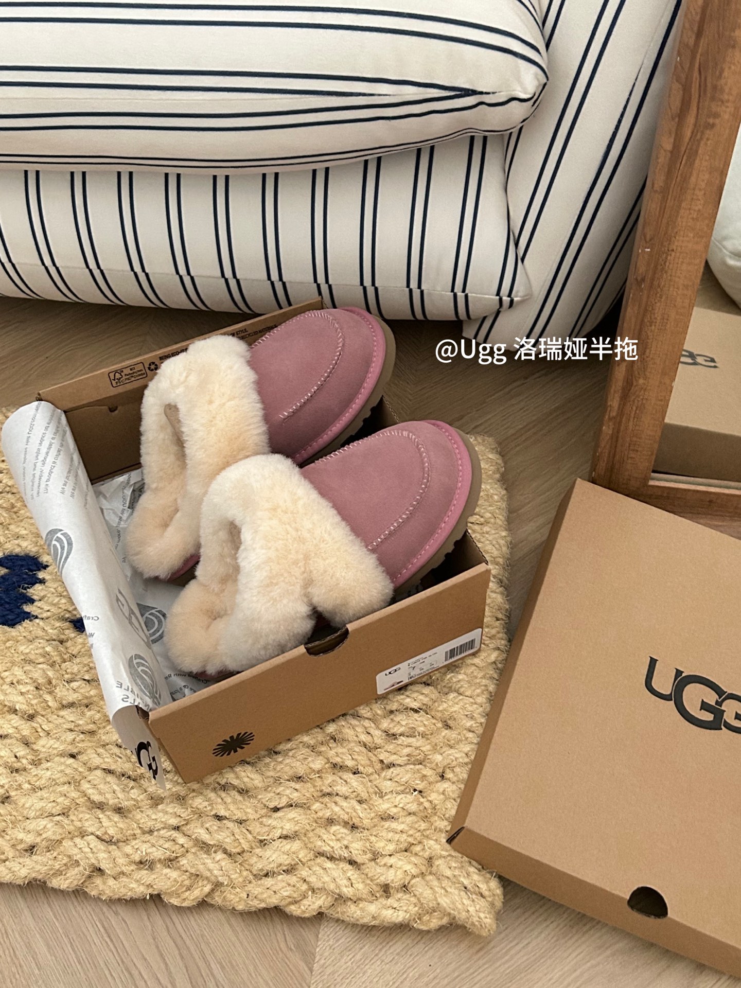 UGG新款洛瑞娅拖鞋，牛皮翻毛，内里羊毛🦙小香粉粉的毛茸款，一眼就心动的毛毛拖鞋
颜色：栗色。黑色。粉色