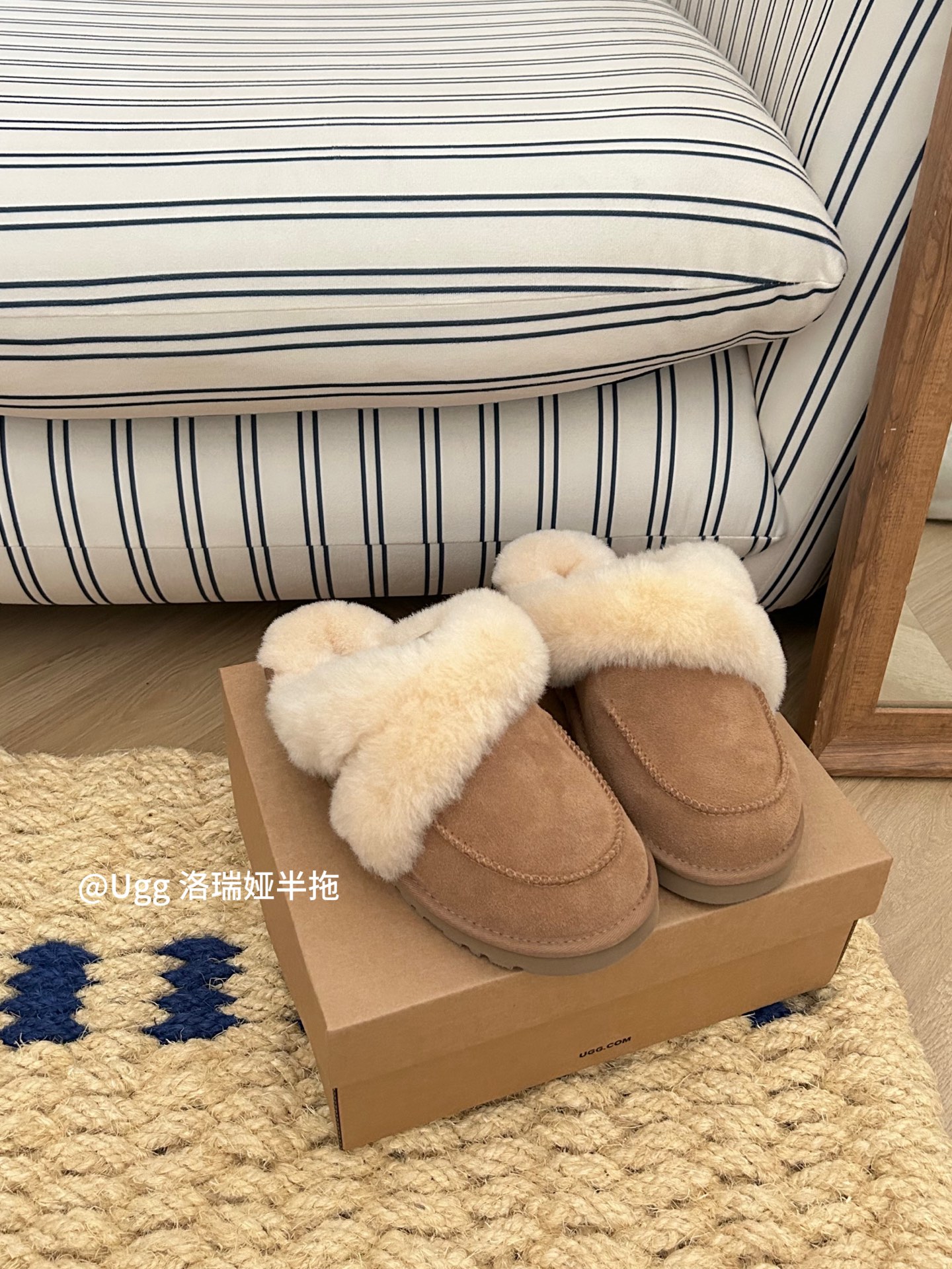 UGG新款洛瑞娅拖鞋，牛皮翻毛，内里羊毛🦙小香粉粉的毛茸款，一眼就心动的毛毛拖鞋
颜色：栗色。黑色。粉色
