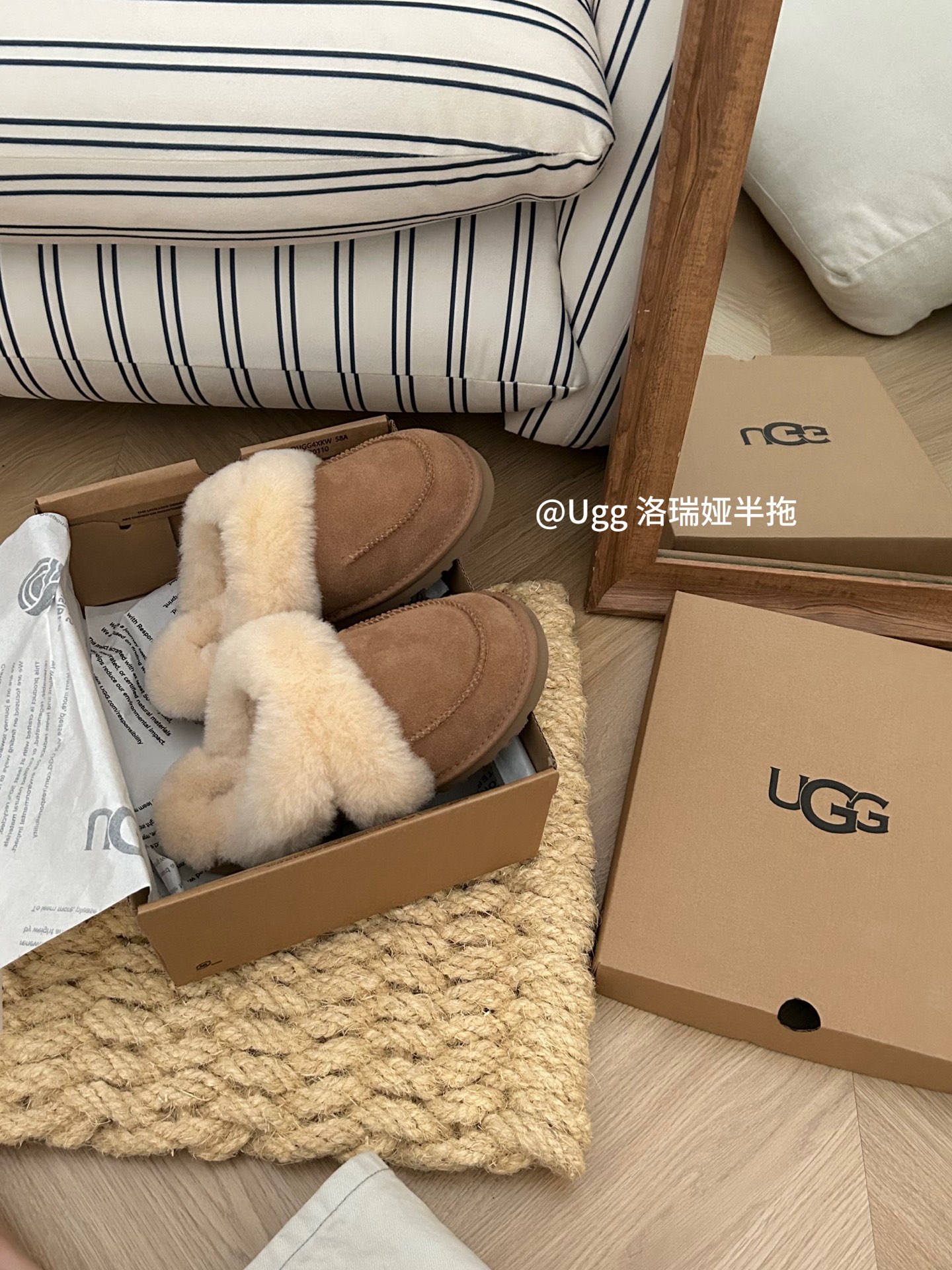 UGG新款洛瑞娅拖鞋，牛皮翻毛，内里羊毛🦙小香粉粉的毛茸款，一眼就心动的毛毛拖鞋
颜色：栗色。黑色。粉色