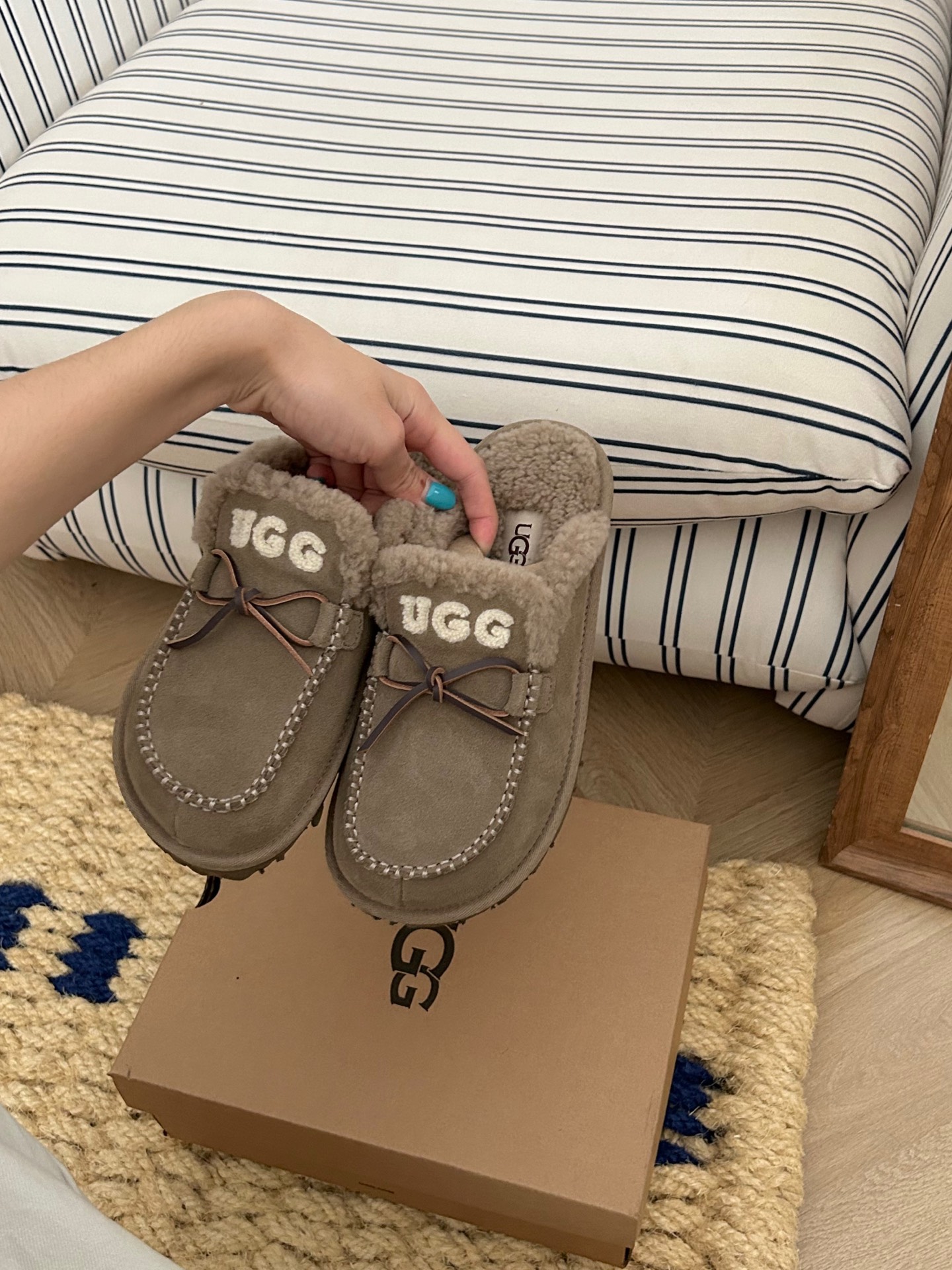 🔥森系ugg新款蝴蝶刺绣logo款，甜美又慵懒感结合到完美😍内里羊毛，eva平底颜色：栗色。羚羊 菜籽 