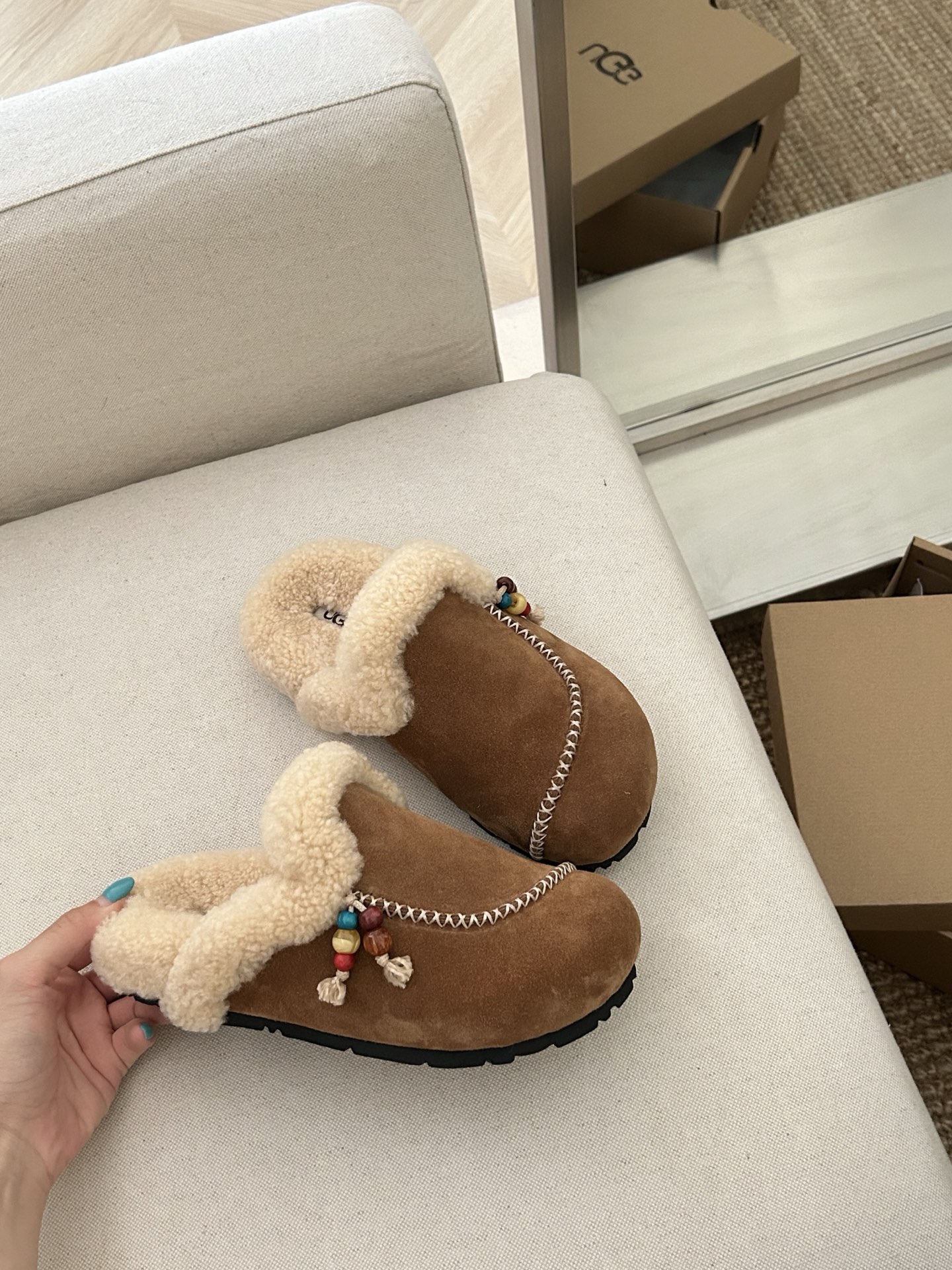 UGG新款穆勒串珠吊坠拖鞋，别致斜边设计，卷毛高级感十足颜色：栗色 咖色。菜籽色码数35-40。