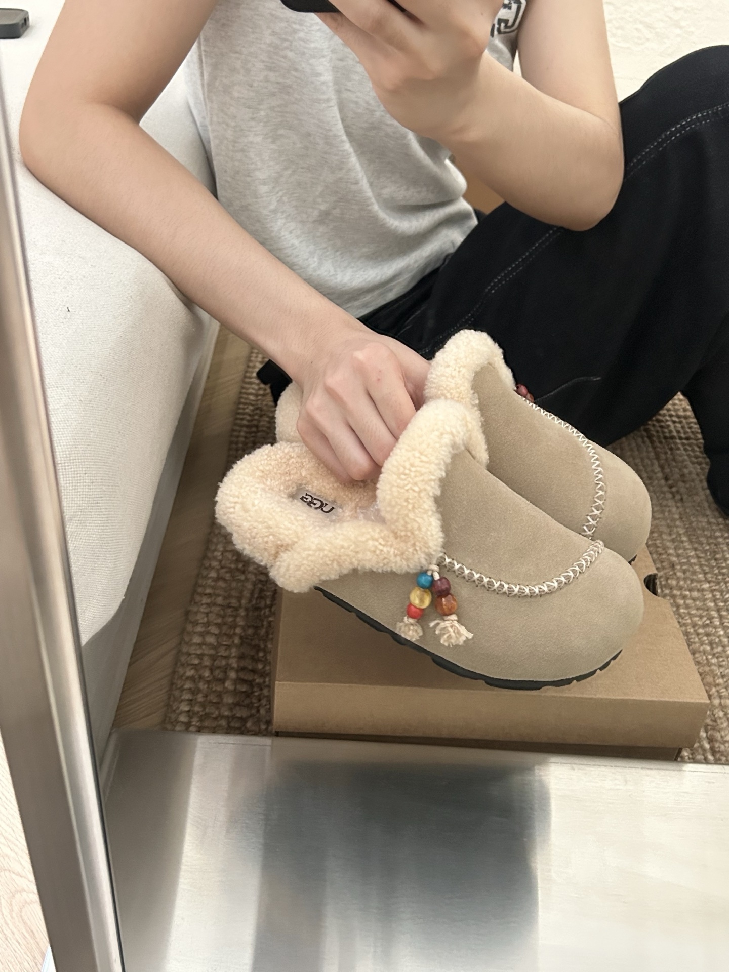 UGG新款穆勒串珠吊坠拖鞋，别致斜边设计，卷毛高级感十足颜色：栗色 咖色。菜籽色码数35-40。