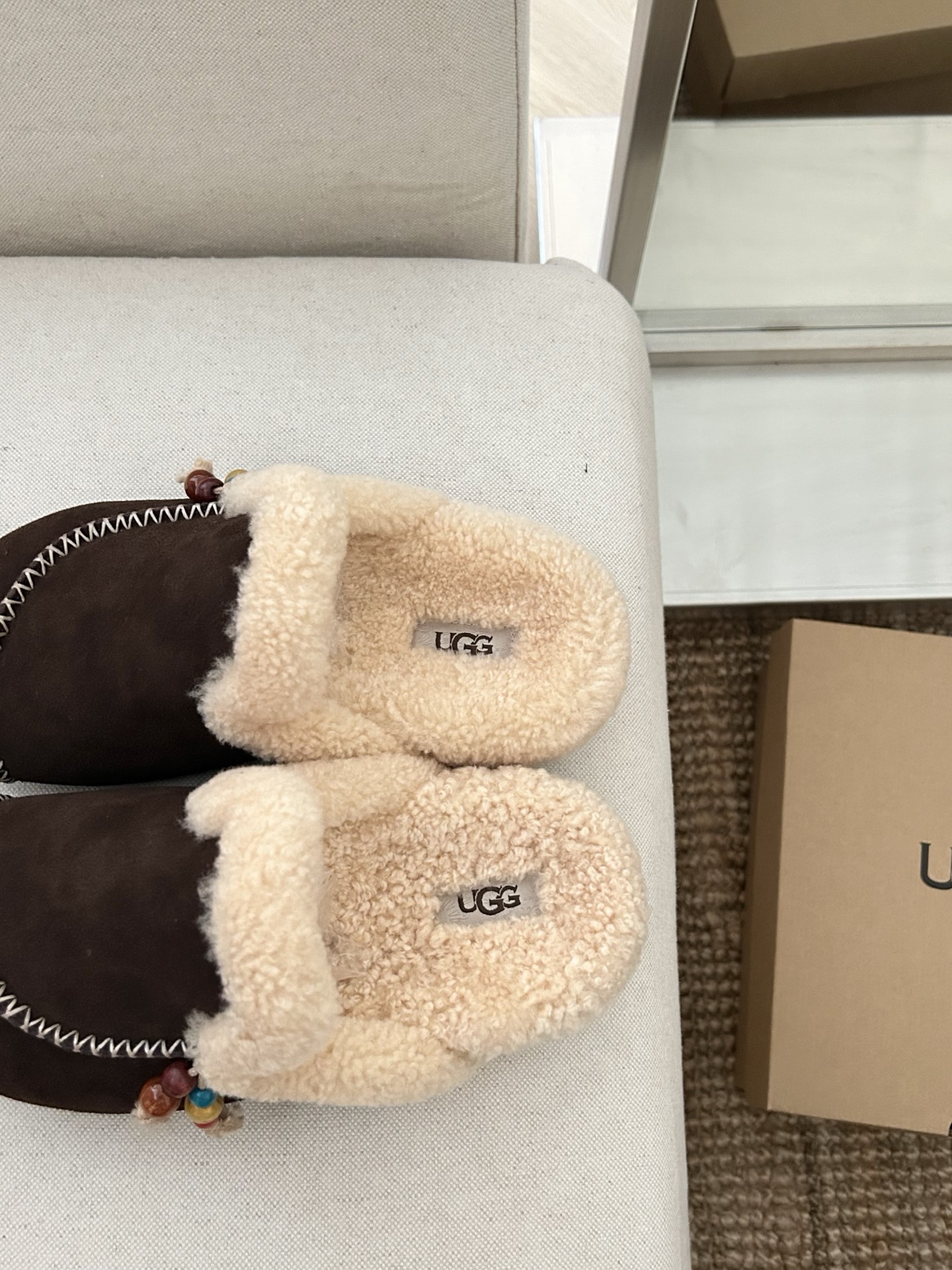 UGG新款穆勒串珠吊坠拖鞋，别致斜边设计，卷毛高级感十足颜色：栗色 咖色。菜籽色码数35-40。