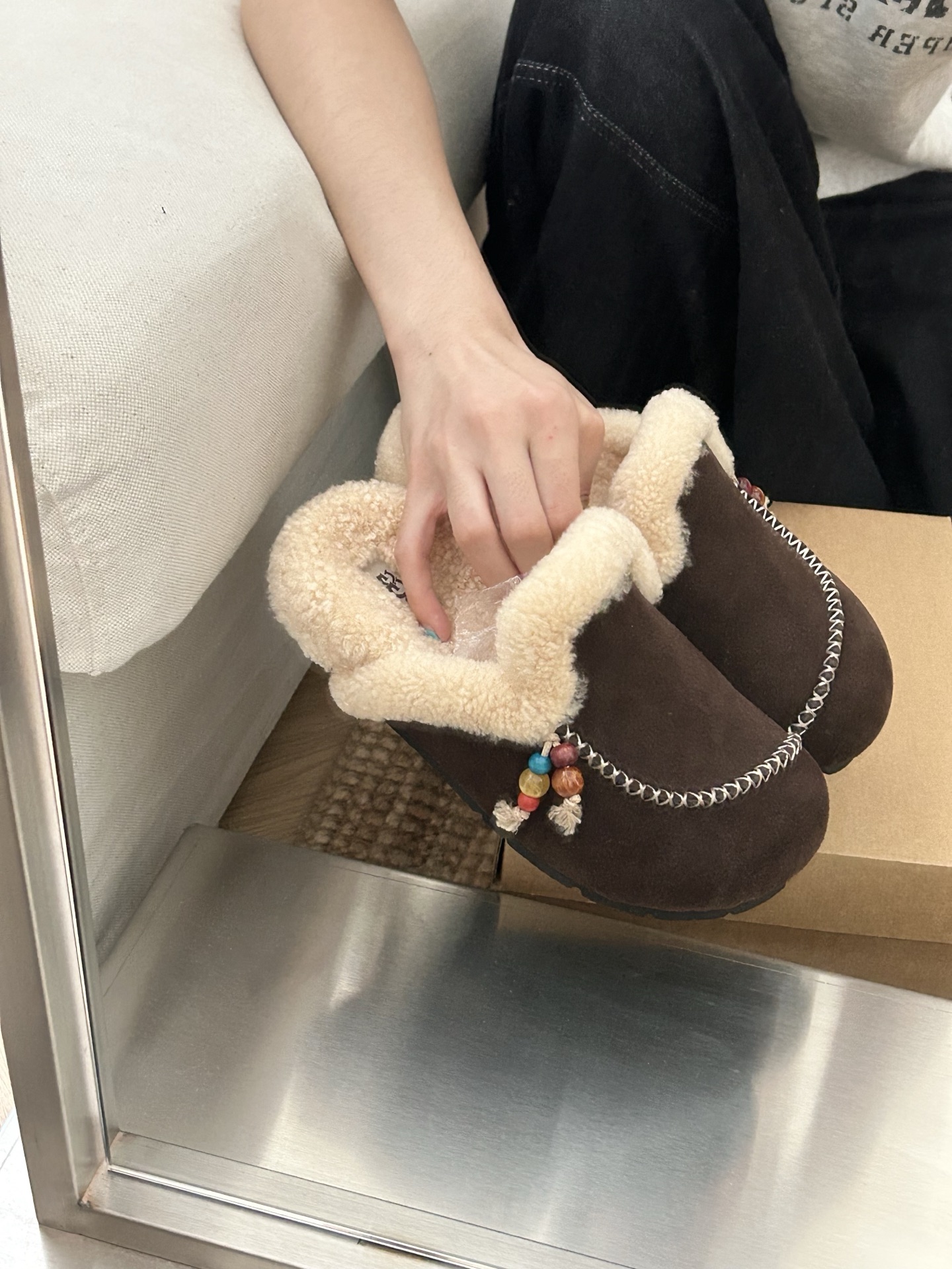 UGG新款穆勒串珠吊坠拖鞋，别致斜边设计，卷毛高级感十足颜色：栗色 咖色。菜籽色码数35-40。