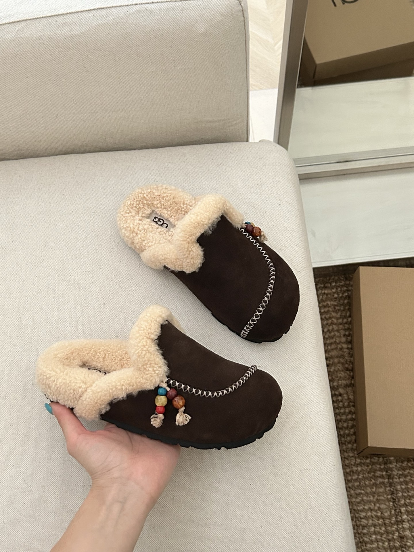 UGG新款穆勒串珠吊坠拖鞋，别致斜边设计，卷毛高级感十足颜色：栗色 咖色。菜籽色码数35-40。