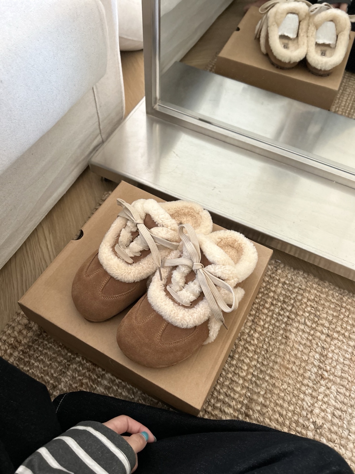 🔥UGG森系德训毛绒绒可爱款，休闲拖鞋小众复古时尚 ，蝴蝶搭配 羊毛款 三色栗色。咖色。菜籽 ！码数：3