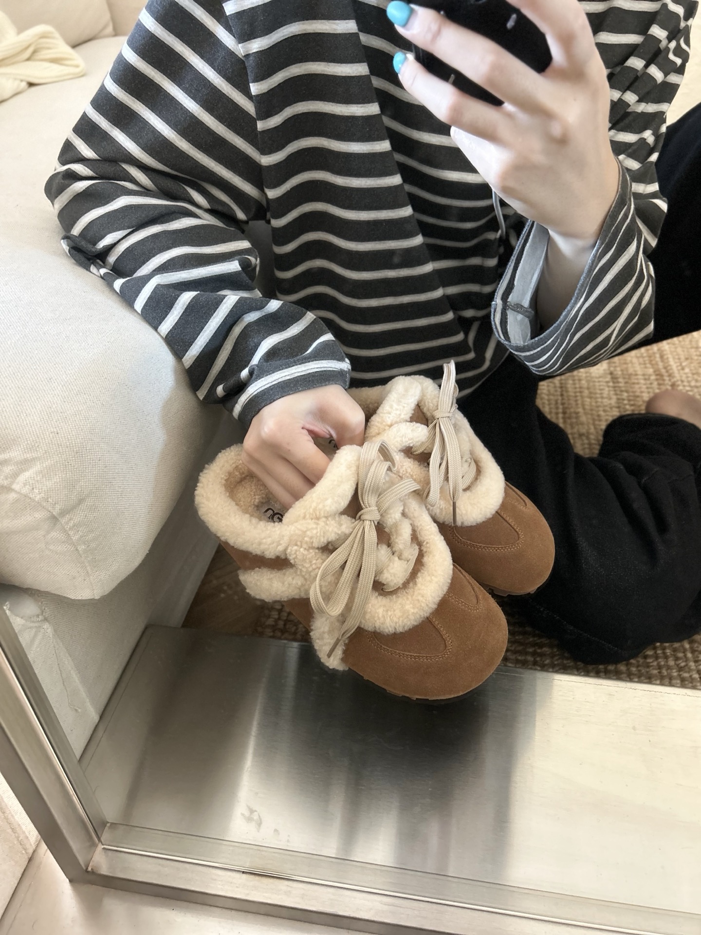 🔥UGG森系德训毛绒绒可爱款，休闲拖鞋小众复古时尚 ，蝴蝶搭配 羊毛款 三色栗色。咖色。菜籽 ！码数：3