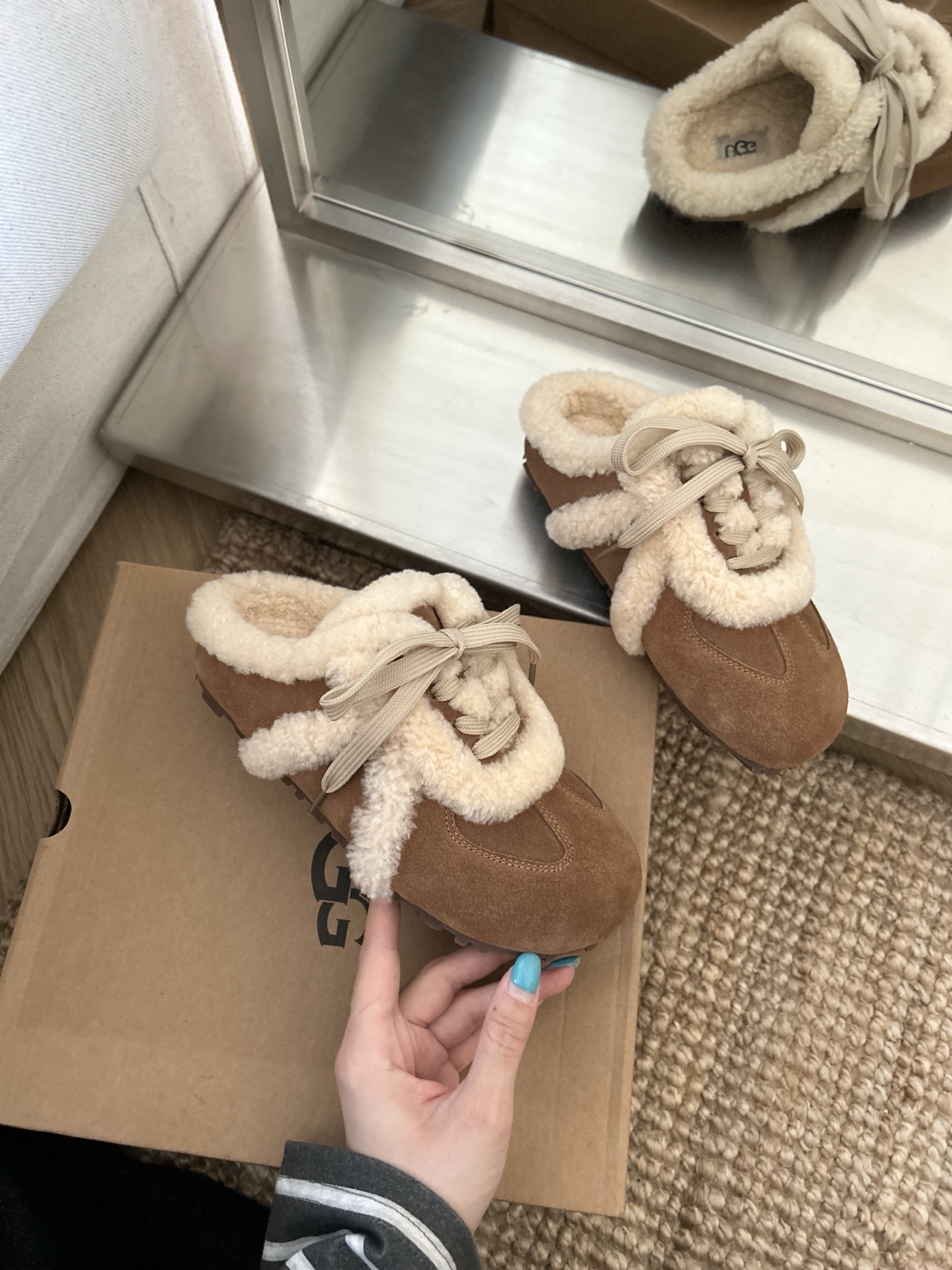 🔥UGG森系德训毛绒绒可爱款，休闲拖鞋小众复古时尚 ，蝴蝶搭配 羊毛款 三色栗色。咖色。菜籽 ！码数：3