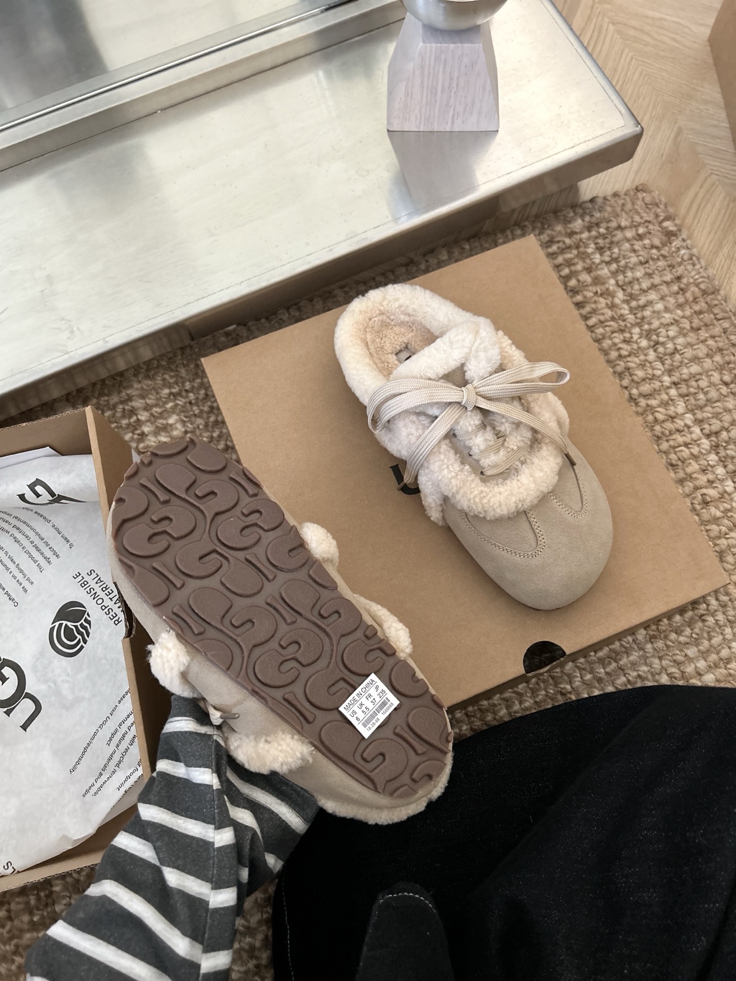 🔥UGG森系德训毛绒绒可爱款，休闲拖鞋小众复古时尚 ，蝴蝶搭配 羊毛款 三色栗色。咖色。菜籽 ！码数：3