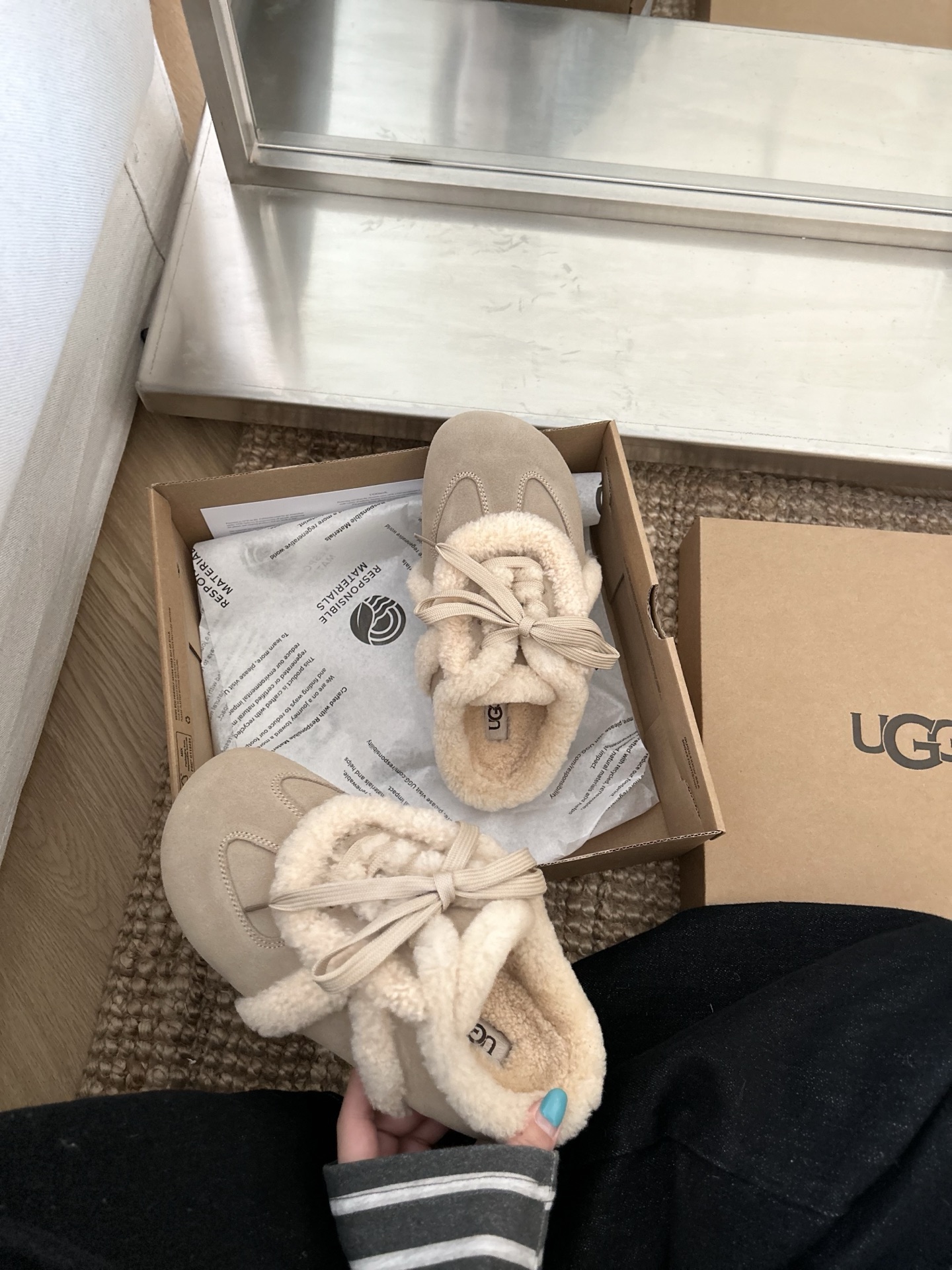 🔥UGG森系德训毛绒绒可爱款，休闲拖鞋小众复古时尚 ，蝴蝶搭配 羊毛款 三色栗色。咖色。菜籽 ！码数：3