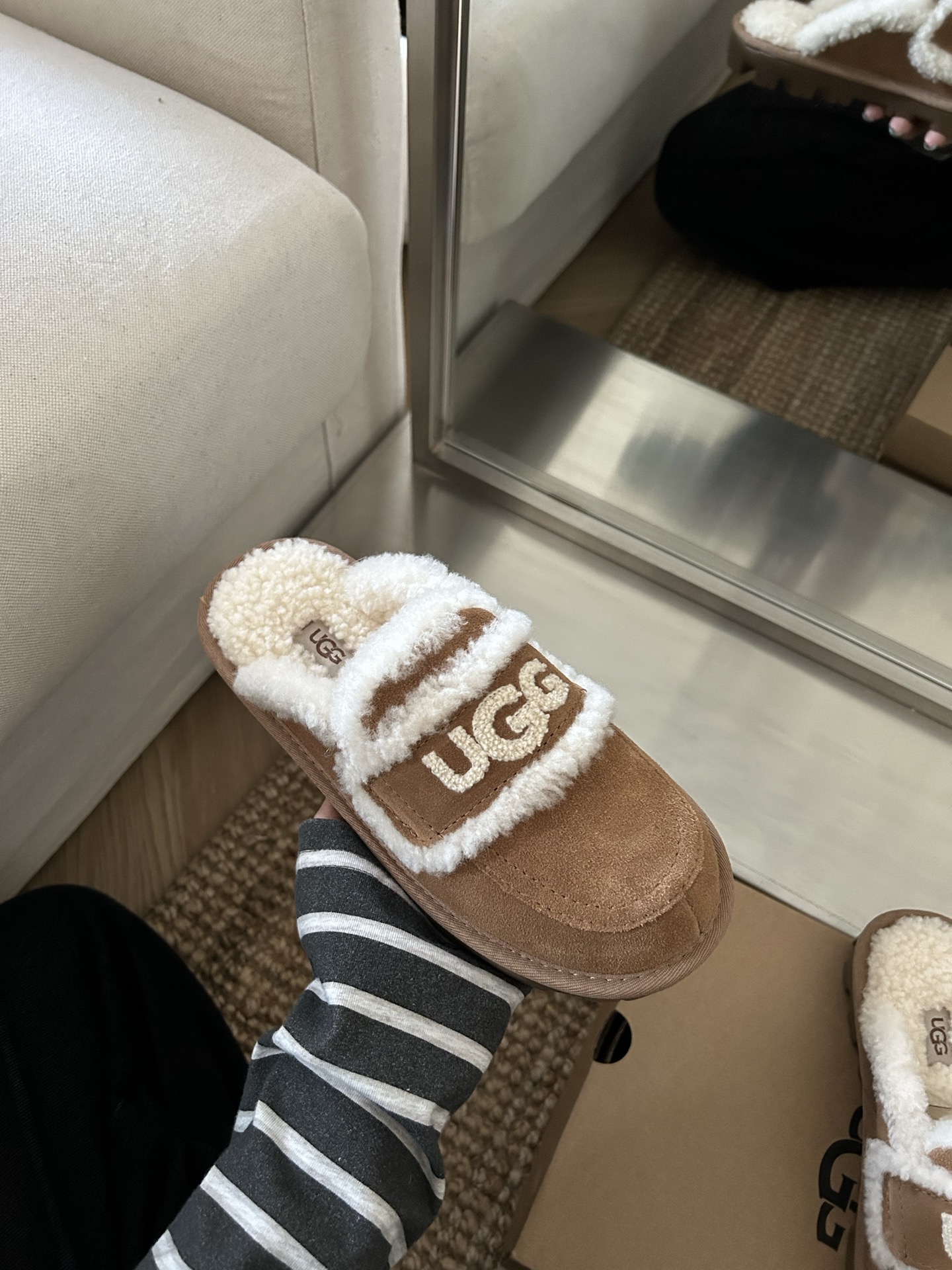 UGG新款澳洲🦘小羊羔毛网红拖鞋，小胖丁嘟嘟拖 🐶材质牛皮🐮，内里真羊毛，配刺绣🪡ugg字样百搭时尚！三