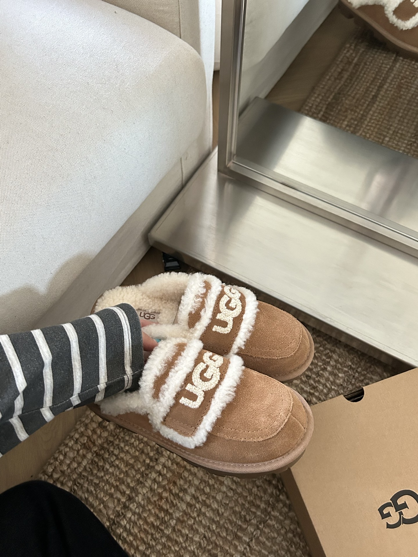 UGG新款澳洲🦘小羊羔毛网红拖鞋，小胖丁嘟嘟拖 🐶材质牛皮🐮，内里真羊毛，配刺绣🪡ugg字样百搭时尚！三