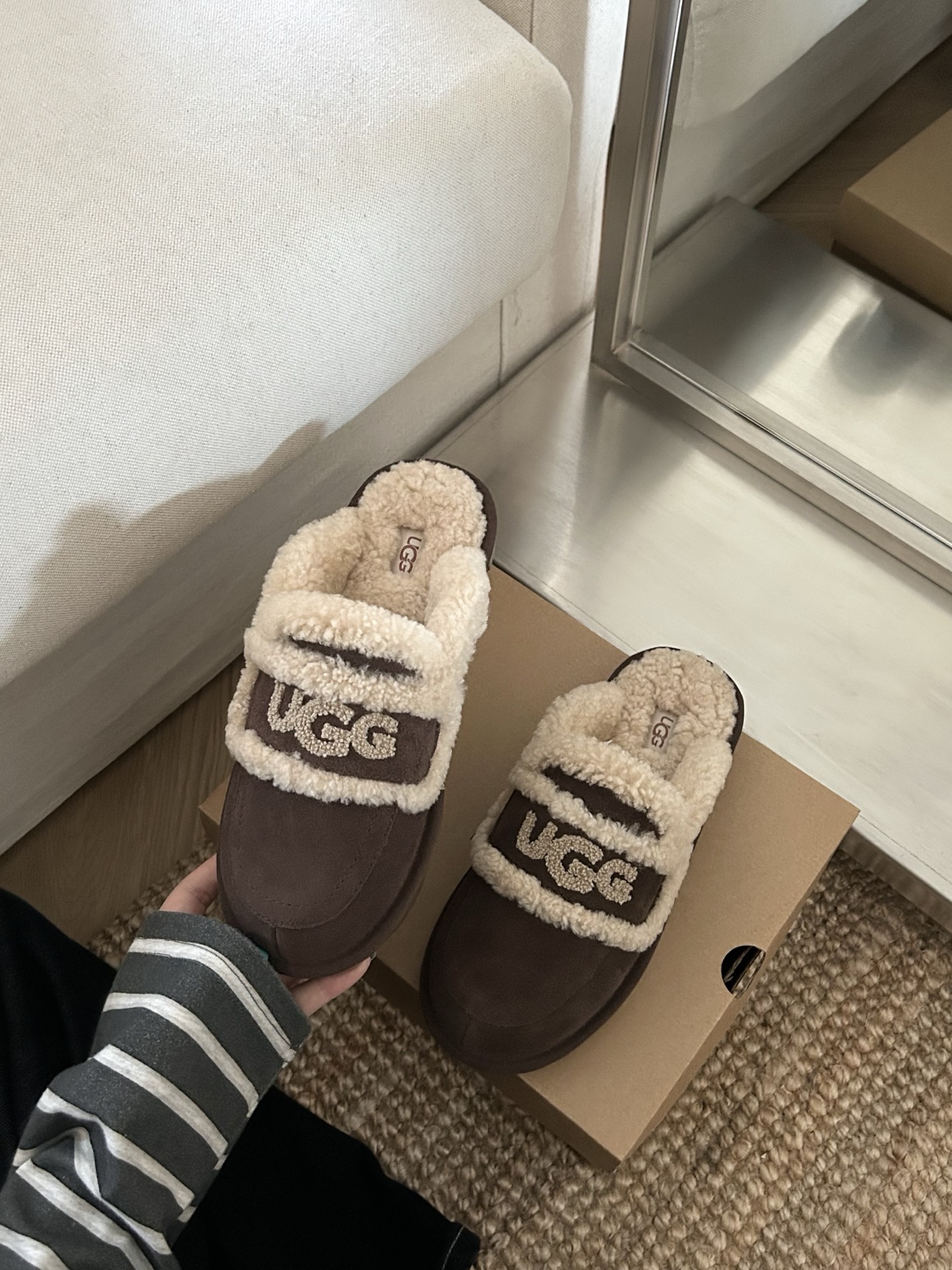 UGG新款澳洲🦘小羊羔毛网红拖鞋，小胖丁嘟嘟拖 🐶材质牛皮🐮，内里真羊毛，配刺绣🪡ugg字样百搭时尚！三