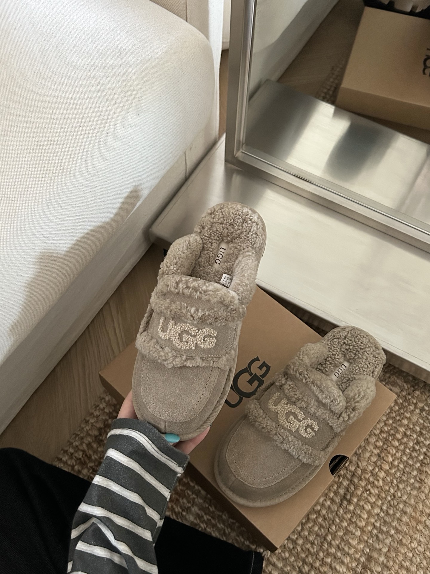 UGG新款澳洲🦘小羊羔毛网红拖鞋，小胖丁嘟嘟拖 🐶材质牛皮🐮，内里真羊毛，配刺绣🪡ugg字样百搭时尚！三
