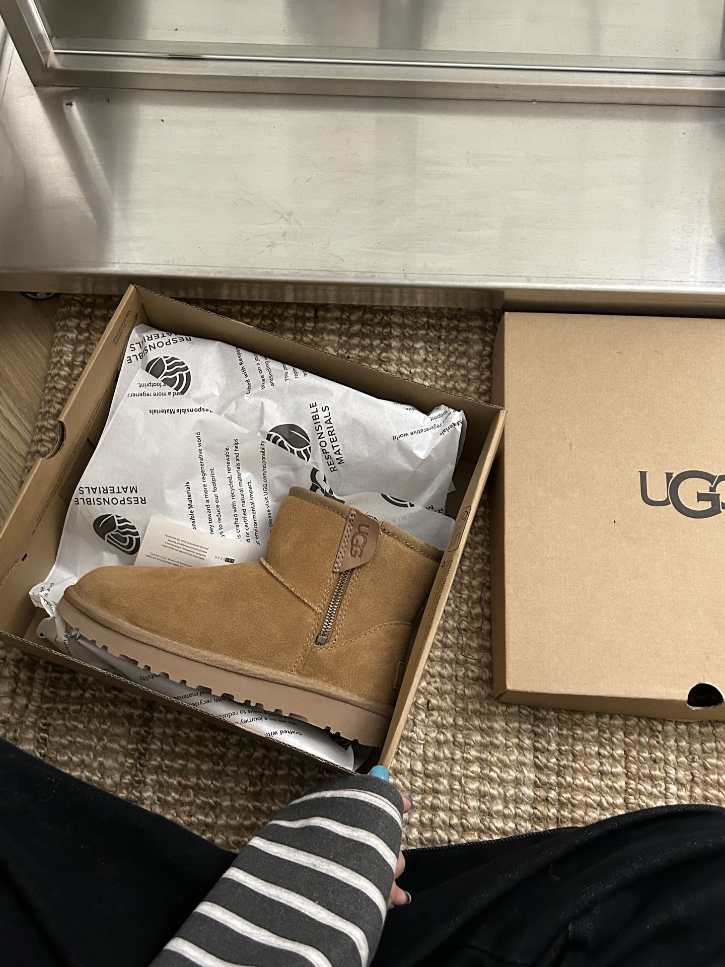 🔥UGG新款拉链经典薄底54款。牛皮➕羊毛🦙拉链可以随时调节，懒人鞋必备一脚蹬！颜色：胡桃色、栗色 、黑