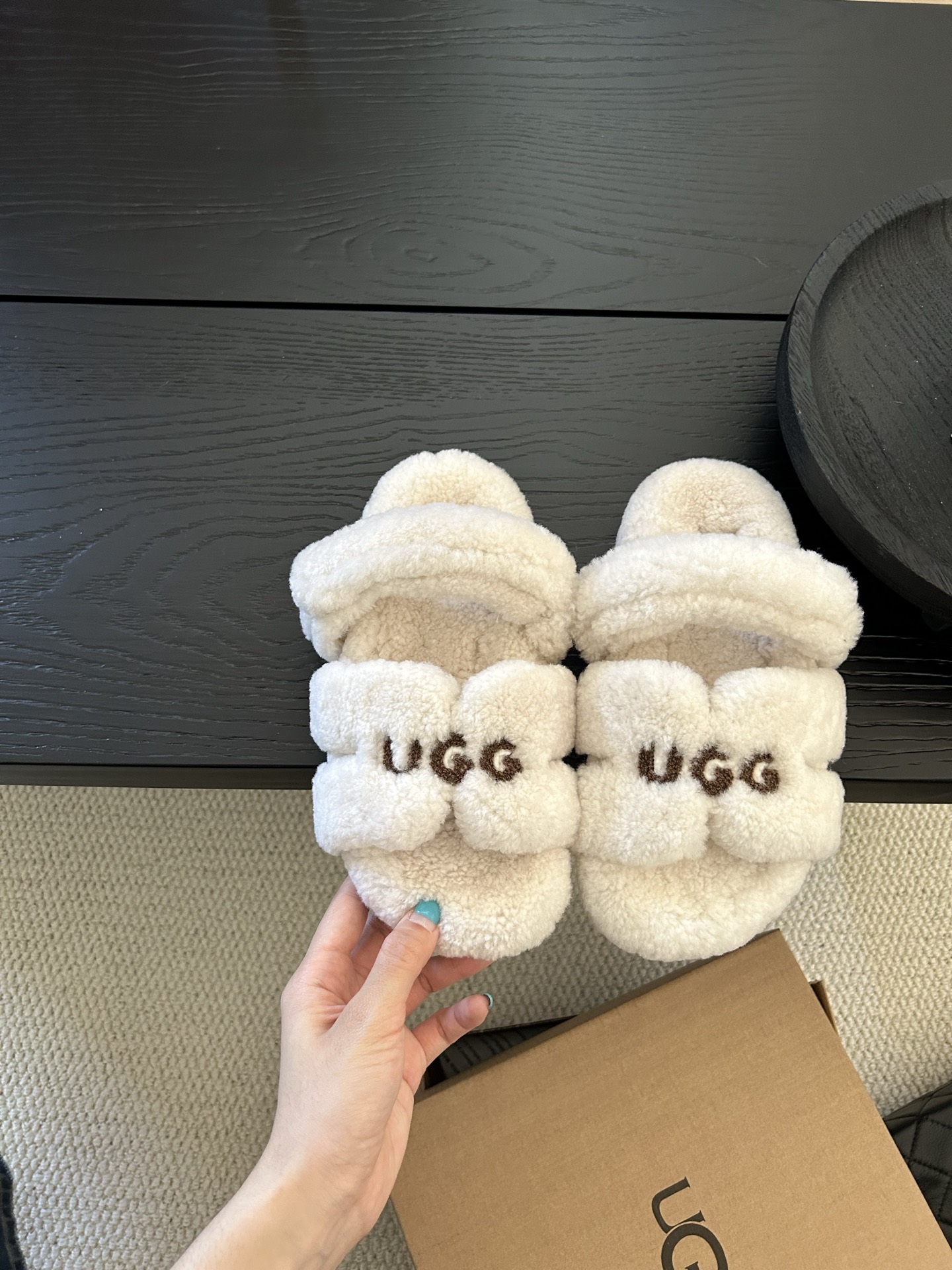 🔥UGG新款爱马仕二舅拖鞋，小红书必入款，全羊毛牛皮，粘扣设计，超级时髦这个冬天美完啦颜色咖色。米色。栗