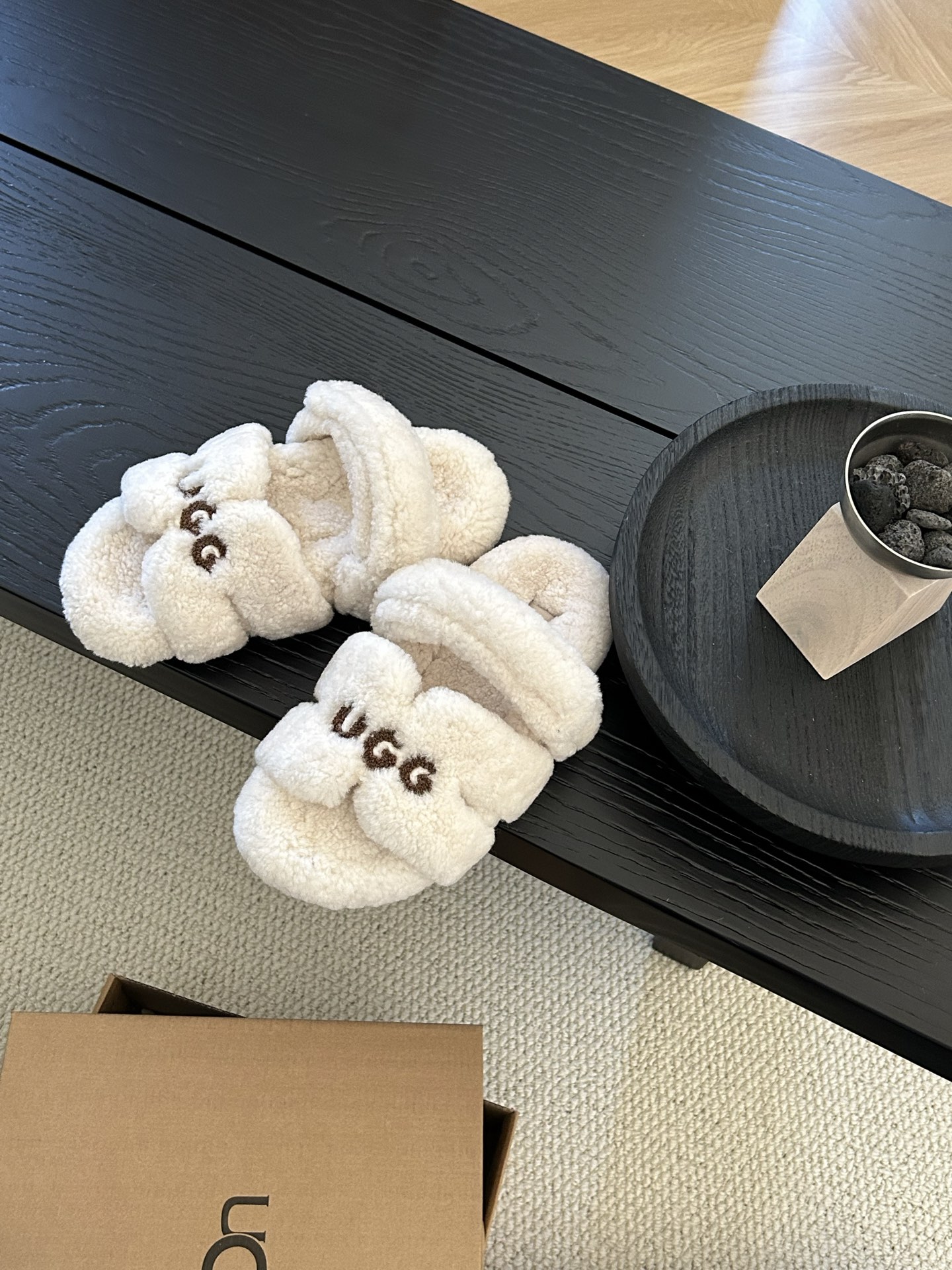 🔥UGG新款爱马仕二舅拖鞋，小红书必入款，全羊毛牛皮，粘扣设计，超级时髦这个冬天美完啦颜色咖色。米色。栗