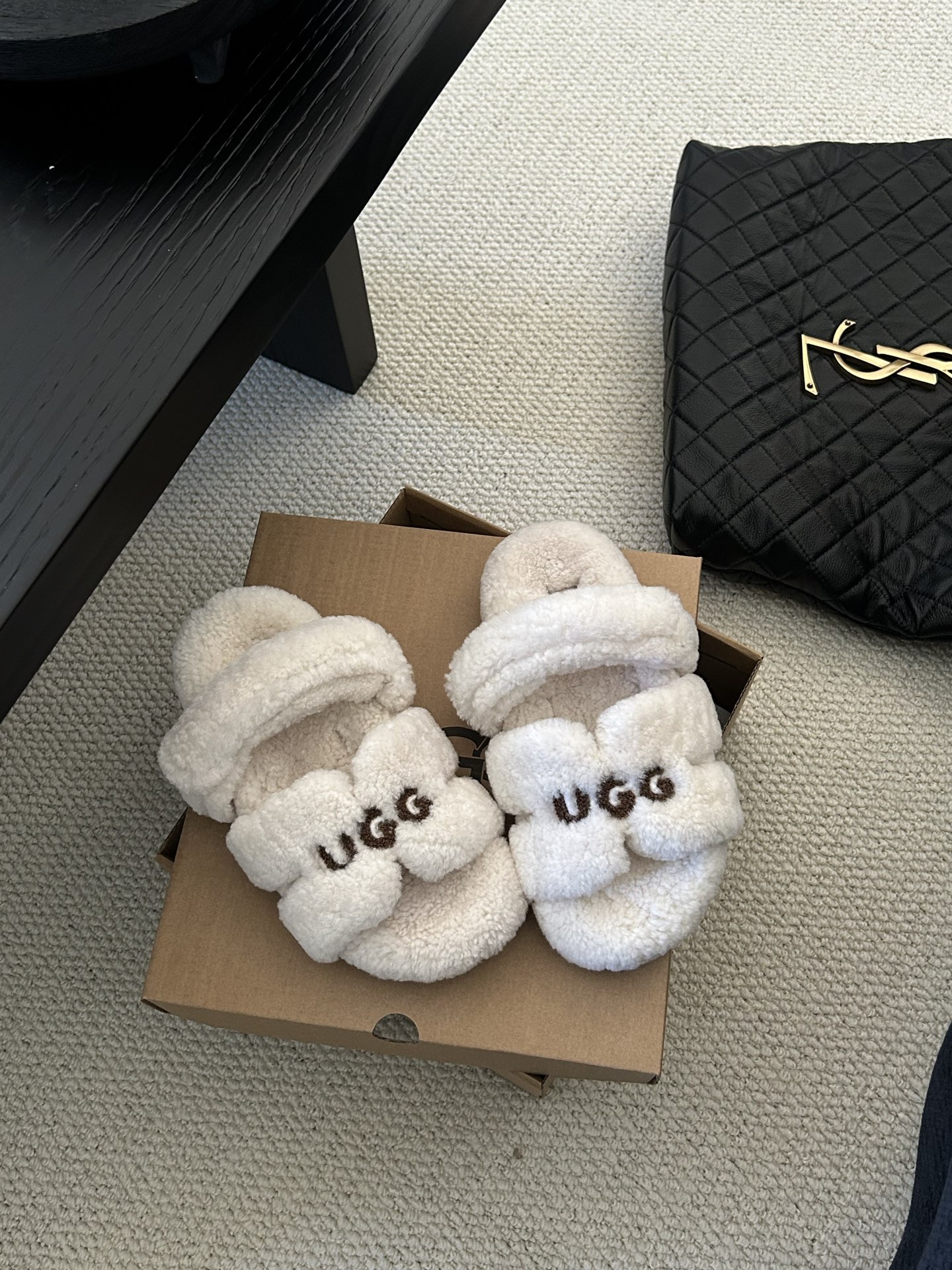 🔥UGG新款爱马仕二舅拖鞋，小红书必入款，全羊毛牛皮，粘扣设计，超级时髦这个冬天美完啦颜色咖色。米色。栗