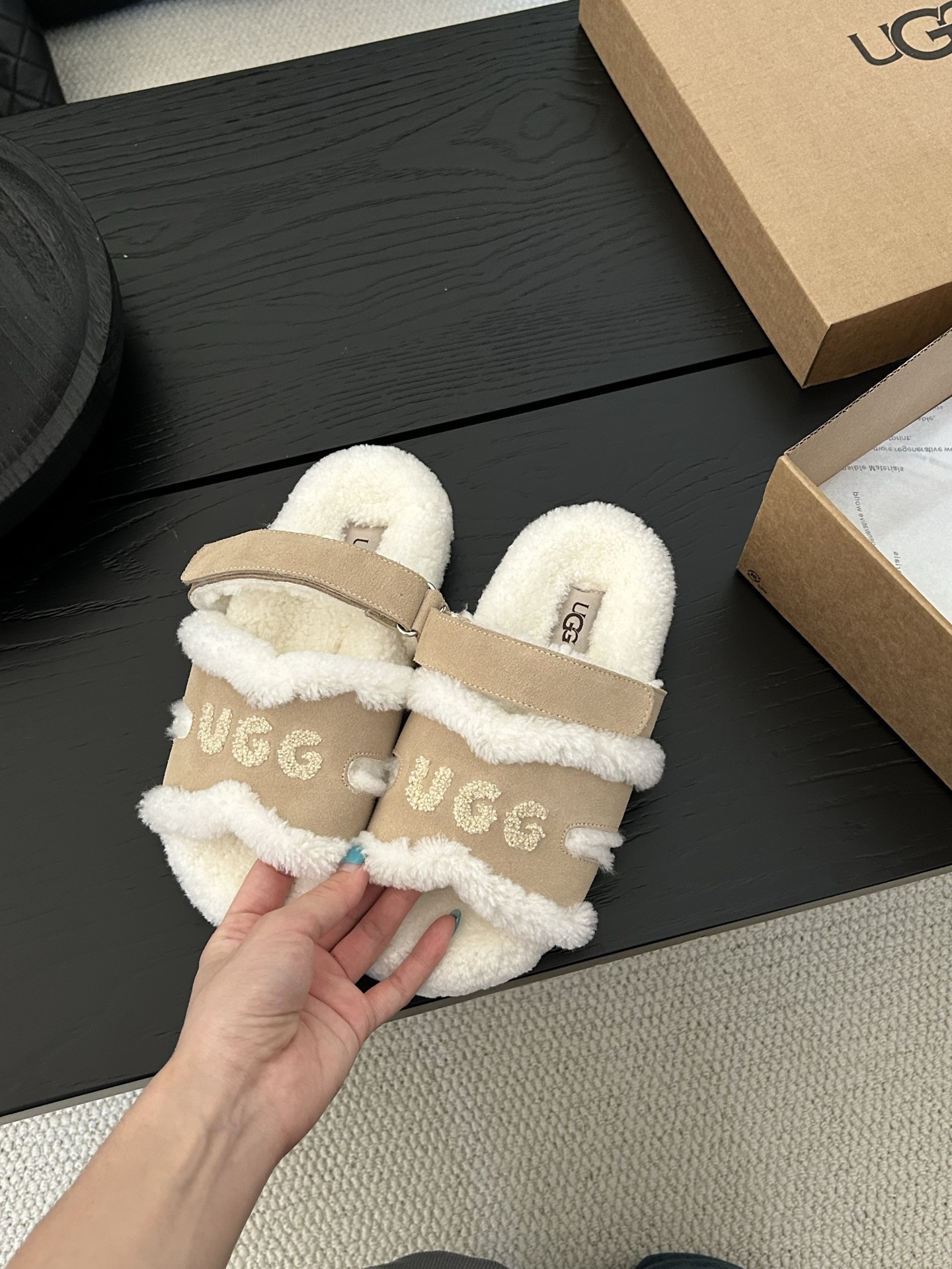 🔥UGG新款爱马仕二舅拖鞋，小红书必入款，全羊毛牛皮，粘扣设计，超级时髦这个冬天美完啦颜色咖色。米色。栗