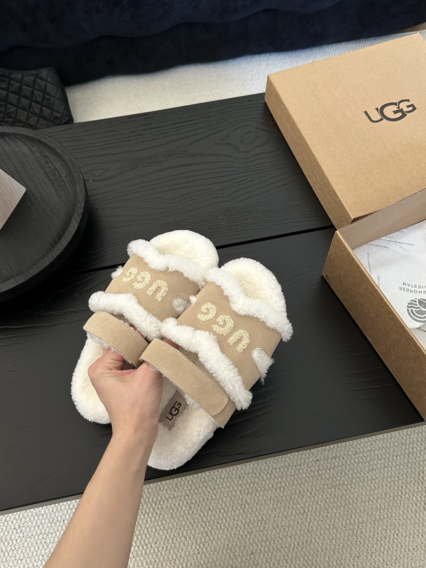 🔥UGG新款爱马仕二舅拖鞋，小红书必入款，全羊毛牛皮，粘扣设计，超级时髦这个冬天美完啦颜色咖色。米色。栗