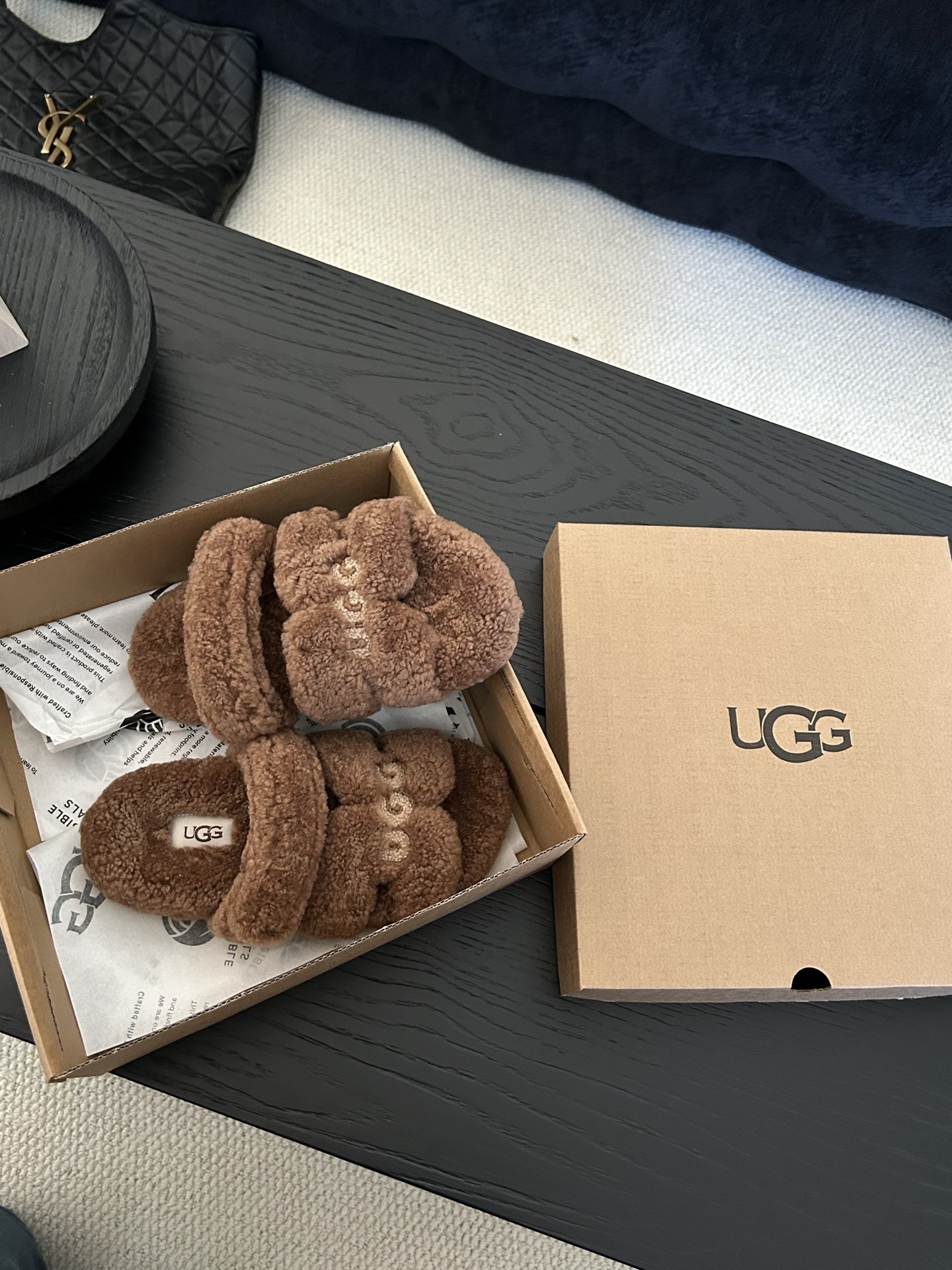 🔥UGG新款爱马仕二舅拖鞋，小红书必入款，全羊毛牛皮，粘扣设计，超级时髦这个冬天美完啦颜色咖色。米色。栗